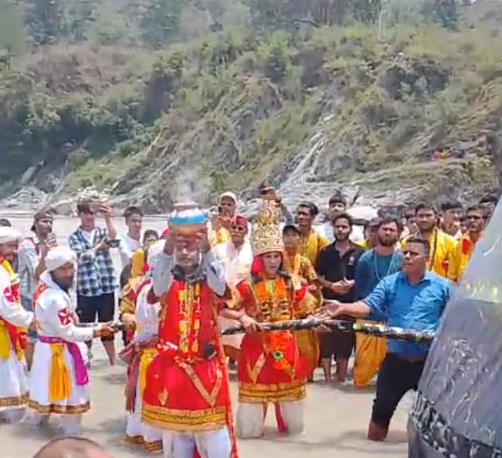 रावल व लाटू देवता की देवरा यात्रा के मध्य आज हुऐ समुद्र मंथन में सैकड़ों लोग मौजूद रहे