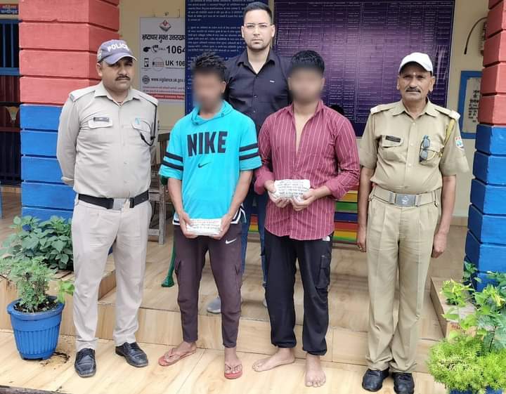 Taking major action against illegal drugs, SOG Chamoli arrested 02 smugglers with 851 grams of illegal hashish.