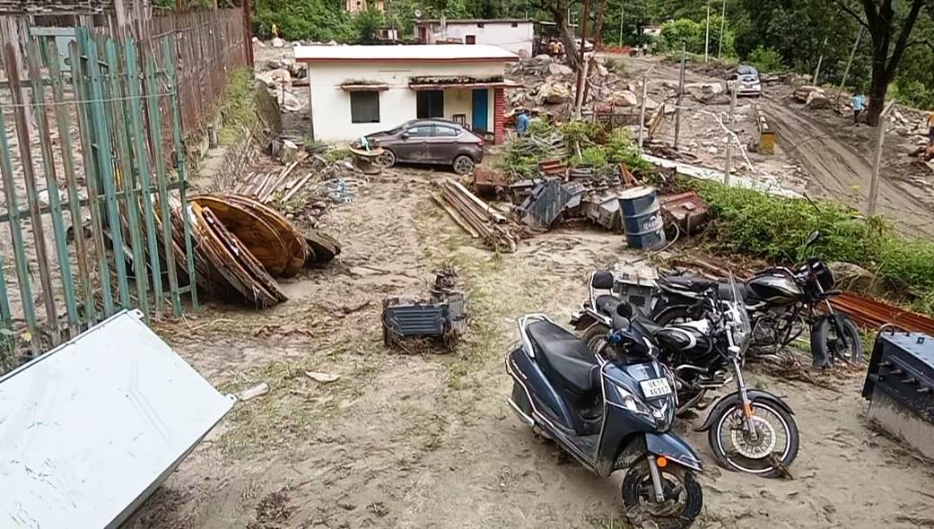 People spent the night in panic and fear due to cloud burst in the upper part of Panti and Rathiya villages.