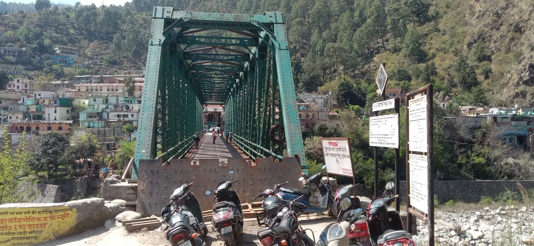 परखाल पुल पर धीमी गति से चल रहा मरम्मत कार्य से लोगों में मायूसी और आक्रोश