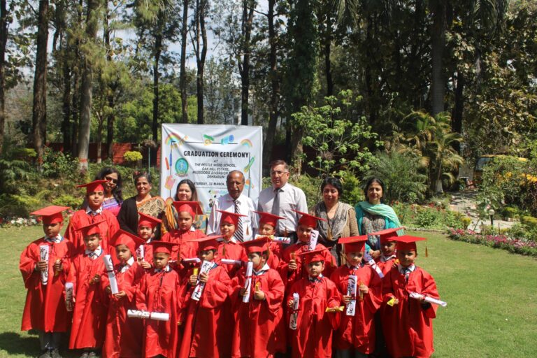 द पेस्टल वीड में मनाया गया किंडरगार्टन ग्रेजुएशन समारोह