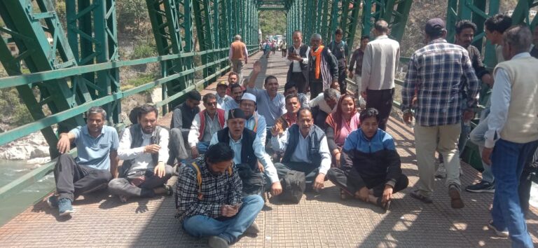 सुस्त कार्यप्रणाली के चलते तीन माह से परखाल मोटर पुल मरम्मत कार्य अभी तक नहीं हुआ पूरा