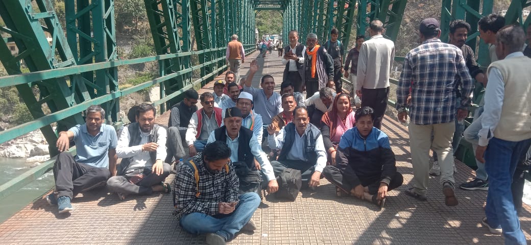 सुस्त कार्यप्रणाली के चलते तीन माह से परखाल मोटर पुल मरम्मत कार्य अभी तक नहीं हुआ पूरा