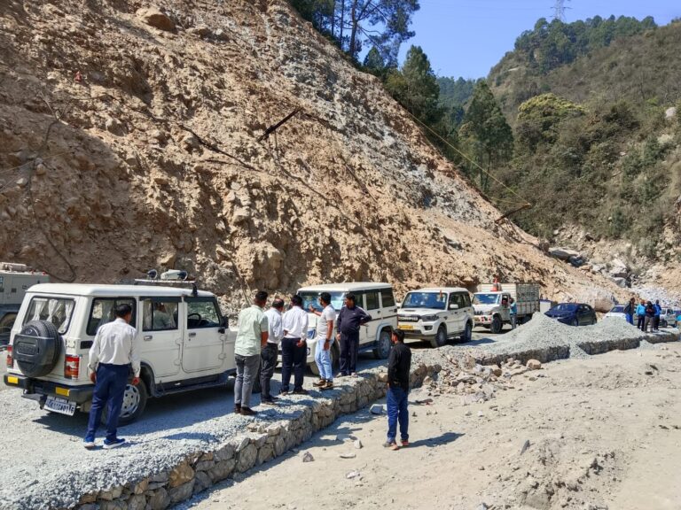 जिला प्रशासन की टीम ने किया राष्ट्रीय राजमार्ग का निरीक्षण