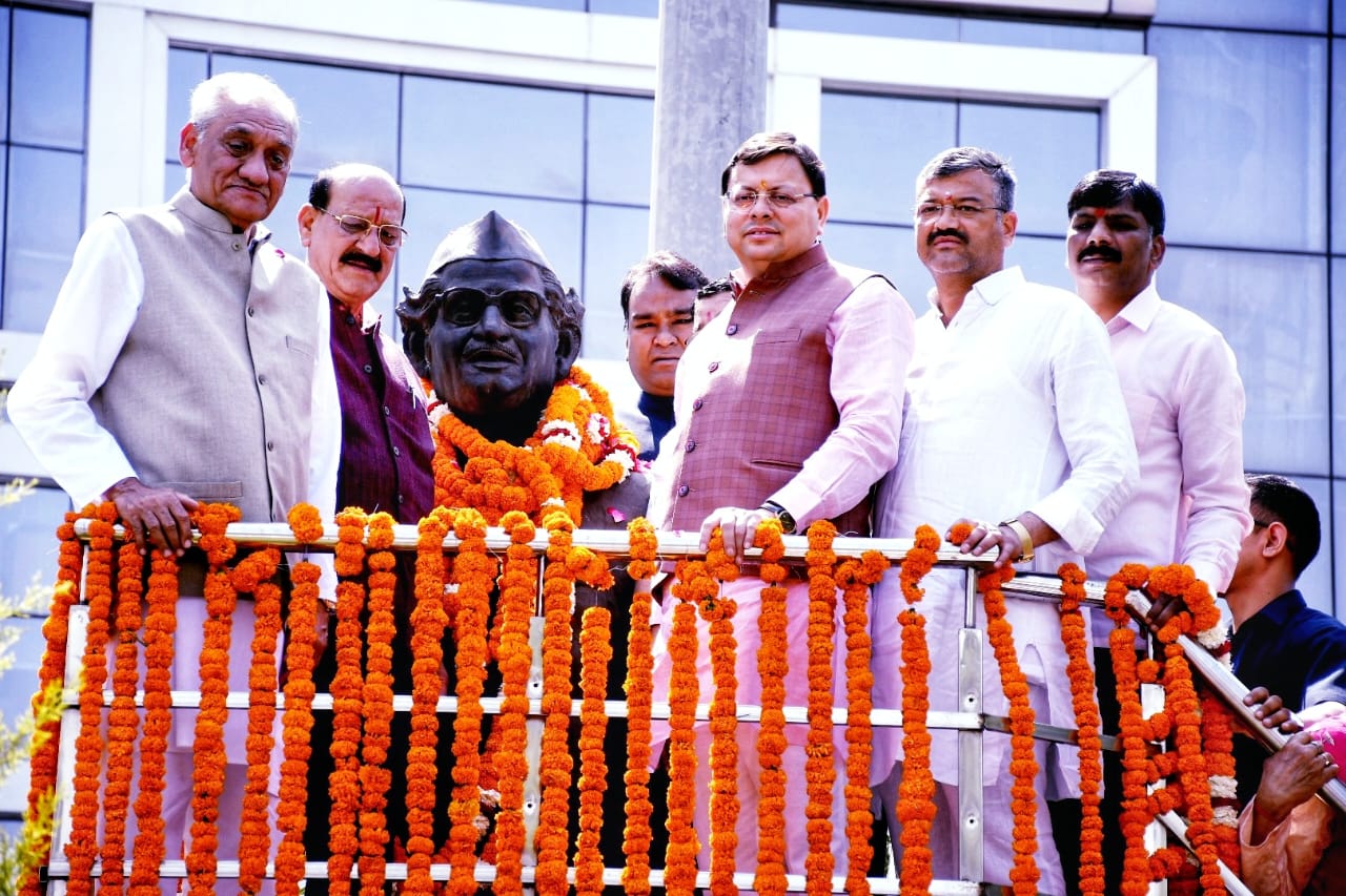 मुख्यमंत्री धामी ने स्व. हेमवती नंदन बहुगुणा की जयंती के पर माल्यार्पण कर उनका भावपूर्ण स्मरण किया