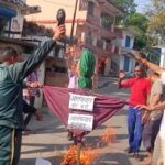 परखाल में पहलगाम आतंकी हमले के विरोध में व्यापारियों ने फूंका पाकिस्तान का पुतला