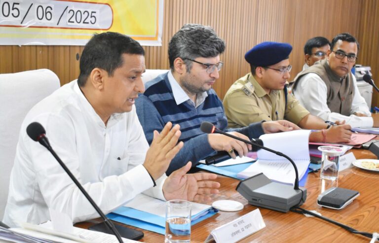 माननीय गढ़वाल सांसद अनिल बलूनी ने दिशा की बैठक लेते हुए अधिकारियों को दिए आवश्यक दिशा निर्देश।