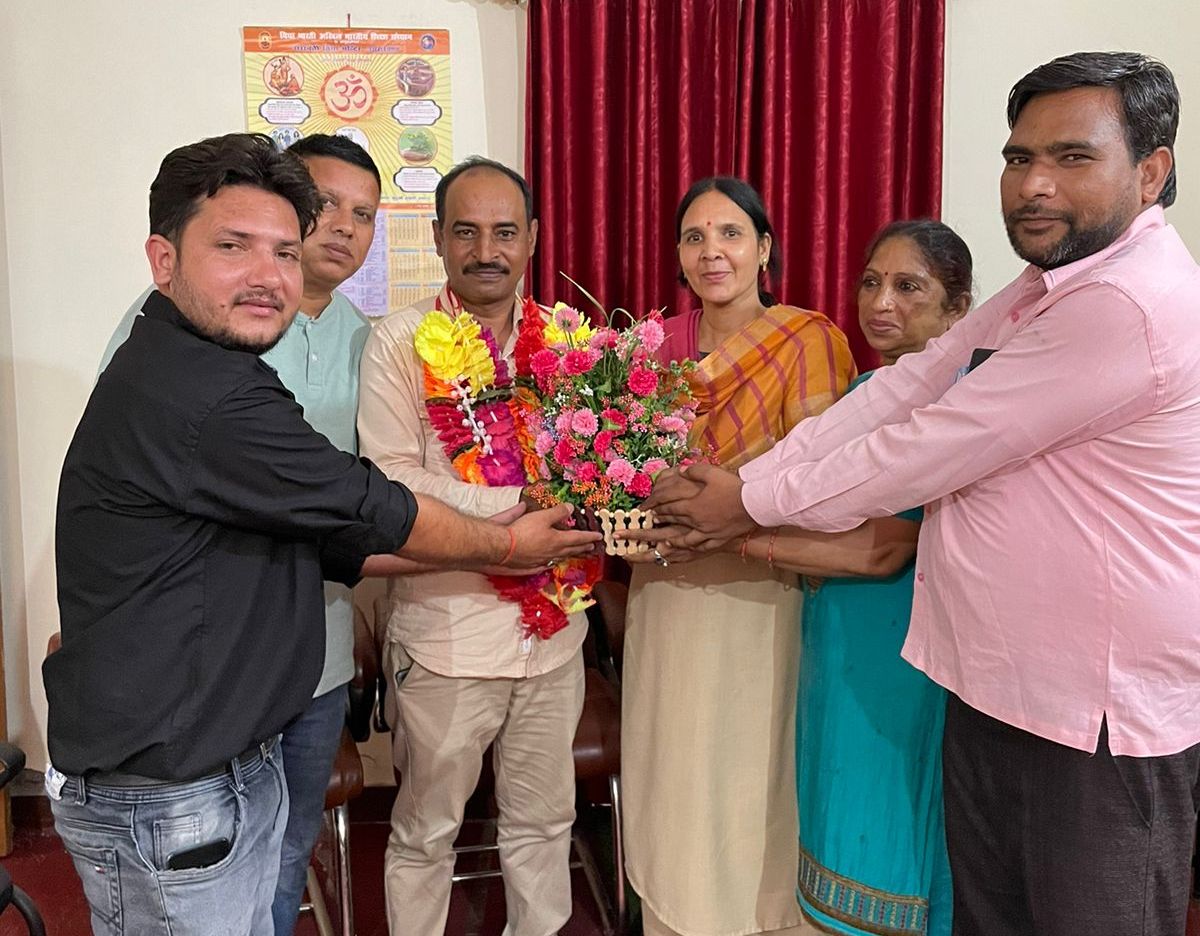 एजुकेशनल मिनिस्टीरियल आफिसर्स एसोसिएशन के प्रदेश सांस्कृतिक मंत्री देवेन्द्र सिंह रावत का किया स्वागत