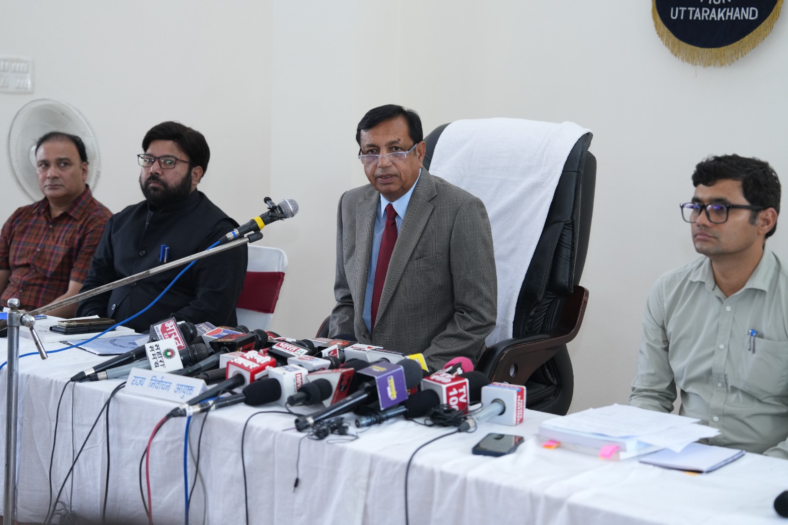 त्रिस्तरीय पंचायतों चुनाव की अधिसूचना जारी ,राज्य में नगरीय क्षेत्रों एवं जनपद हरिद्वार को छोड़कर आदर्श आचार संहिता लागू