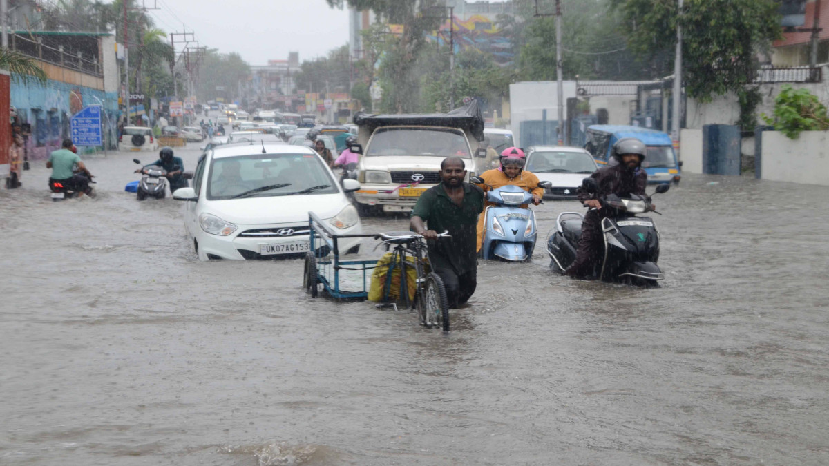 देहरादून में तेज बारिश से जलभराव,एक की मौत