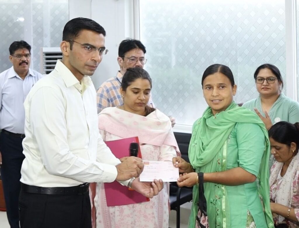 मुख्यमंत्री पुष्कर सिंह धामी की प्रेरणा से जिलाधिकारी सविन बंसल जनपद में असहाय, अक्षम और निर्धन लोगों को समाज की मुख्यधारा से जोड़ने के लिए निरंतर कार्य कर रहे हैं। गरीब और जरूरतमंदों को सरकार की योजनाओं के साथ ही जिले स्तर पर उपलब्ध संशाधनों से आर्थिक सहायता प्रदान कर उनकी विशेष जरूरतों को पूरा करने में जुटे है। राज्य में प्रथमबार, रायफल क्लब फंड का सदुपयोग; जरूरतमंद असहाय, लाचार विधवा के जीवन उत्थान पर किया जा रहा है देहरादून यह शुरूआत करने वाला पहला जिला बना है। आज कलेक्टेªट में असहाय विधवा पुनम ठाकुर, बिरोजनी उनियाल, आशादेवी, खष्टी बिष्ट, बबीता एवं रेशमी जिनके पति का एक्सीडेंट में गंभीर घायल हैं, का सहारा बना डीएम का रायफल फंड, 25-25 हजार आर्थिक सहायता चैक वितरित किए गए है। जिलाधिकारी के प्रयासों से जनपद में सक्रिय रायफल क्लब फंड से सोमवार को 06 असहाय, अक्षम और जरूरतंद लोगों को 1.50 लाख की आर्थिक सहायता प्रदान की गई। जिसमें आर्थिक स्थिति ठीक न होने पर गुलरघाटी निवासी पूनम ठाकुर एवं डालवाला निवासी बिरोजनी उनियाल को बच्चों की स्कूल फीस के लिए 25-25 हजार की आर्थिक सहायता चेक प्रदान किए गए। वहीं 12 वर्षाे से किराए के मकान में रह रही लकवा रोग से ग्रसित डालनवाला निवासी आशा देवी, दूसरे के घरों में कार्य कर अपने परिवार का भरण पोषण कर रही नेहरू कॉलोनी निवासी असहाय महिला खष्टी बिष्ट, दुर्घटना में पति का पैर टूटने पर उसके उपचार हेतु विकासनगर निवासी रेशमी और परिवार की आजीविका का कोई साधन न होने पर अचार बनाने का कार्य करने की इच्छुक गांधी ग्राम निवासी गरीब महिला बबीता को 25-25 हजार की आर्थिक सहायता प्रदान की गई। जिलाधिकारी ने लकवा रोग से पीड़ित आशा देवी को आर्थिक सहायता का चेक प्रदान करने के बाद उनको सारथी वाहन से सुरक्षित उनके घर तक भी पहुंचाया। जिलाधिकारी के जनदर्शन कार्यक्रम के दौरान प्राप्त होने वाले आर्थिक सहायता के आवेदन के तहत् रायफल फंड से असहायों को किया जा रहा है सशक्त बनाया जा रहा है। जिलाधिकारी ने कहा कि हमारा प्रयास गरीब, असहाय और अक्षम लोगों समाज की मुख्यधारा से जोड़ने का है। यद्यपि हम गरीब और असहाय लोगों की समस्या का पूर्ण निवारण नहीं कर सकते है, परंतु आर्थिक सहयोग प्रदान कर उनकी समस्या को काफी हद तक कम किया जा सकता है। मा0 मुख्यमंत्री के निर्देशों पर समाज के वंचित वर्ग के लोगों को चिन्हित कर उनको सरकार की योजनाओं और विभिन्न स्रोतों से उपलब्ध फंड से आर्थिक सहायता प्रदान की जा रही है। कहा कि जिले में राइफल क्लब फंड से आज 06 असहाय, गरीब एवं निर्बलों को सहयोग राशि प्रदान की गई है। जिलाधिकारी ने कहा कि राइफल क्लब मूलभूत सुविधाओं से हटकर एक लक्सरी ट्रॉजेक्शन है। इसका उपयोग सीएसआर गतिविधियों को आगे बढ़ाने के लिए किया जा रहा है। डीएम ने समाज में असहाय लोगों को चिन्हित करने के लिए ग्रांउट स्टाफ एवं इसमें काम कर रहे अधिकारियों की प्रशंसा भी की। इस दौरान उप जिलाधिकारी कुमकुम जोशी, मुख्य प्रशासनिक अधिकारी सहित अन्य अधिकारी भी मौजूद थे। जिलाधिकारी ने कहा कि इस सहायता को निवेश के रूप में उपयोग करें तथा अपने जीविकोपार्जन हेतु स्वरोजगार, व्यवसाय में उपयोग करें। जिलाधिकारी सविन बसंल के ही प्रयासों से 2015 के उपरान्त 10 वर्ष के लम्बे अन्तराल के बाद रायफल क्लब की बैठक की थी। बैठक समिति द्वारा विभिन्न कार्यों हेतु रायफल क्लब अनुदान राशि में वृद्धि करने का निर्णय लिया गया था। रायफल फंड और अधिक सशक्त बनाने तथा इसमें प्राप्त धनराशि से असहाय, निर्बल के जनसामानय के सहायतार्थ कार्य किए जा रहे है। मूलभूत आवश्यकताओं से परे शस्त्र लाईसेंस एक लग्जरी ट्राजेंक्शन है रायफल क्लब में अनिवार्य योगदान जनहित के दृष्टिगत नया लाईसेंस, शस्त्र बदलाव, समय विस्तार, सीमा विस्तार, क्रय-विक्रय, सब ट्रांजेक्शन उच्च निवल मूल्य तय कर दिए गए हैं, जिससे रायफल क्लब वित्तीय रूप से सशक्त बनेगा। वहीं 20 साल बाद डीएम की पहल से जिले में रायफल फंड का उपयोग निर्धन, निर्बल, असहाय के लिए किया गया है। जिलाधिकारी सविन बसंल ने प्रथम बार जिले में रायफल फंड का उपयोग किया जिससे जिले में अब तक इस फंड से धनराशि रू0 9.70 लाख की सहायता पत्रों को वितरित की गई है। इससे पूर्व इस फंड से झुग्गी बस्ती प्रेमनगर में बालवाडी मरम्मत हेतु दिव्यांग महिला को धनराशि रू0 1,30000, ग्राम फनार तहसील त्यूनी निवासी गरीब बिधवा महिला नीतू दुर्गादेवी के विद्युत बिल की धनराशि रू0 18000, अनाथ अदिति के पिता द्वारा लिए गए बैंक ऋण रू0 50000, भगत सिंह कालोनी निवासी शमीमा को स्वरोजगार हेतु धनराशि रू0 30,000, सरस्वती शिशु मंदिर प्रबन्धक समिति भोगपुर जहां दूर-दूर से बच्चें पढने आते हैं, को बच्चों के परिवहन हेतु वाहन के लिए धनराशि रू0 5,73950 की सहायता प्रदान की गई। ज्ञातब्य है कि रायफल क्लब वर्ष 1959 से संचालित है जिसमें नये शस्त्र लाईसेंस, लाईसेंस पंजीकरण, नवीनीकरण, शस्त्र लाईसेंस सीमा विस्तार, गनलाईसेंस की टीएल / एनओसी, शस्त्र विक्रय अनुमति, शस्त्रलाईसेंस श्रेणी परिवर्तन, शस्त्र कय करने की समयावधि बढाने आदि के लिए रायफल फंड में अनुदान लिया जाता है। समिति से उक्त धनराशि बढाने हेतु सर्वसम्मति से निर्णय लिया गया है। उक्त विभिन्न कार्यों हेतु 2500 से लेकर 25000 तक करने का निर्णय लिया गया है। इस अवसर पर उप जिलाधिकारी कुमकुम जोशी, मुख्य प्रशानिक अधिकारी कपिल कुमार उपस्थित रहे।