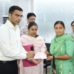 मुख्यमंत्री पुष्कर सिंह धामी की प्रेरणा से जिलाधिकारी सविन बंसल जनपद में असहाय, अक्षम और निर्धन लोगों को समाज की मुख्यधारा से जोड़ने के लिए निरंतर कार्य कर रहे हैं।  गरीब और जरूरतमंदों को सरकार की योजनाओं के साथ ही जिले स्तर पर उपलब्ध संशाधनों से आर्थिक सहायता प्रदान कर उनकी विशेष जरूरतों को पूरा करने में जुटे है। राज्य में प्रथमबार, रायफल क्लब फंड का सदुपयोग; जरूरतमंद असहाय, लाचार विधवा के जीवन उत्थान पर किया जा रहा है देहरादून यह शुरूआत करने वाला पहला जिला बना है। आज कलेक्टेªट में असहाय विधवा पुनम ठाकुर, बिरोजनी उनियाल, आशादेवी, खष्टी बिष्ट, बबीता एवं रेशमी जिनके पति का एक्सीडेंट में गंभीर घायल हैं, का सहारा बना डीएम का रायफल फंड,  25-25 हजार आर्थिक सहायता चैक वितरित किए गए है। जिलाधिकारी के प्रयासों से जनपद में सक्रिय रायफल क्लब फंड से सोमवार को 06 असहाय, अक्षम और जरूरतंद लोगों को 1.50 लाख की आर्थिक सहायता प्रदान की गई। जिसमें आर्थिक स्थिति ठीक न होने पर गुलरघाटी निवासी पूनम ठाकुर एवं डालवाला निवासी बिरोजनी उनियाल को बच्चों की स्कूल फीस के लिए 25-25 हजार की आर्थिक सहायता चेक प्रदान किए गए। वहीं 12 वर्षाे से किराए के मकान में रह रही लकवा रोग से ग्रसित डालनवाला निवासी आशा देवी, दूसरे के घरों में कार्य कर अपने परिवार का भरण पोषण कर रही नेहरू कॉलोनी निवासी असहाय महिला खष्टी बिष्ट, दुर्घटना में पति का पैर टूटने पर उसके उपचार हेतु विकासनगर निवासी रेशमी और परिवार की आजीविका का कोई साधन न होने पर अचार बनाने का कार्य करने की इच्छुक गांधी ग्राम निवासी गरीब महिला बबीता को 25-25 हजार की आर्थिक सहायता प्रदान की गई। जिलाधिकारी ने लकवा रोग से पीड़ित आशा देवी को आर्थिक सहायता का चेक प्रदान करने के बाद उनको सारथी वाहन से सुरक्षित उनके घर तक भी पहुंचाया। जिलाधिकारी के जनदर्शन कार्यक्रम के दौरान प्राप्त होने वाले आर्थिक सहायता के आवेदन के तहत् रायफल फंड से असहायों को किया जा रहा है सशक्त बनाया जा रहा है। जिलाधिकारी ने कहा कि हमारा प्रयास गरीब, असहाय और अक्षम लोगों समाज की मुख्यधारा से जोड़ने का है। यद्यपि हम गरीब और असहाय लोगों की समस्या का पूर्ण निवारण नहीं कर सकते है, परंतु आर्थिक सहयोग प्रदान कर उनकी समस्या को काफी हद तक कम किया जा सकता है। मा0 मुख्यमंत्री के निर्देशों पर समाज के वंचित वर्ग के लोगों को चिन्हित कर उनको सरकार की योजनाओं और विभिन्न स्रोतों से उपलब्ध फंड से आर्थिक सहायता प्रदान की जा रही है। कहा कि जिले में राइफल क्लब फंड से आज 06 असहाय, गरीब एवं निर्बलों को सहयोग राशि प्रदान की गई है। जिलाधिकारी ने कहा कि राइफल क्लब मूलभूत सुविधाओं से हटकर एक लक्सरी ट्रॉजेक्शन है। इसका उपयोग सीएसआर गतिविधियों को आगे बढ़ाने के लिए किया जा रहा है। डीएम ने समाज में असहाय लोगों को चिन्हित करने के लिए ग्रांउट स्टाफ एवं इसमें काम कर रहे अधिकारियों की प्रशंसा भी की। इस दौरान उप जिलाधिकारी कुमकुम जोशी, मुख्य प्रशासनिक अधिकारी सहित अन्य अधिकारी भी मौजूद थे। जिलाधिकारी ने कहा कि इस सहायता को निवेश के रूप में उपयोग करें तथा अपने जीविकोपार्जन हेतु स्वरोजगार, व्यवसाय में उपयोग करें। जिलाधिकारी सविन बसंल के ही प्रयासों से 2015 के उपरान्त 10 वर्ष के लम्बे अन्तराल के बाद रायफल क्लब की बैठक की थी। बैठक समिति द्वारा विभिन्न कार्यों हेतु रायफल क्लब अनुदान राशि में वृद्धि करने का निर्णय लिया गया था। रायफल फंड और अधिक सशक्त बनाने तथा इसमें प्राप्त धनराशि से असहाय, निर्बल के जनसामानय के सहायतार्थ कार्य किए जा रहे है। मूलभूत आवश्यकताओं से परे शस्त्र लाईसेंस एक लग्जरी ट्राजेंक्शन है रायफल क्लब में अनिवार्य योगदान जनहित के दृष्टिगत नया लाईसेंस, शस्त्र बदलाव, समय विस्तार, सीमा विस्तार, क्रय-विक्रय, सब ट्रांजेक्शन उच्च निवल मूल्य तय कर दिए गए हैं, जिससे रायफल क्लब वित्तीय रूप से सशक्त बनेगा। वहीं 20 साल बाद डीएम की पहल से  जिले में रायफल फंड का उपयोग निर्धन, निर्बल, असहाय के लिए किया गया है। जिलाधिकारी सविन बसंल ने प्रथम बार जिले में रायफल फंड का उपयोग किया जिससे जिले में अब तक इस फंड से धनराशि रू0 9.70 लाख की सहायता पत्रों को वितरित की गई है। इससे पूर्व इस फंड से झुग्गी बस्ती प्रेमनगर में बालवाडी मरम्मत हेतु दिव्यांग महिला को धनराशि रू0 1,30000, ग्राम फनार तहसील त्यूनी निवासी गरीब बिधवा महिला नीतू दुर्गादेवी के विद्युत बिल की धनराशि रू0 18000, अनाथ अदिति के पिता द्वारा लिए गए बैंक ऋण रू0 50000, भगत सिंह कालोनी निवासी शमीमा को स्वरोजगार हेतु धनराशि रू0 30,000, सरस्वती शिशु मंदिर प्रबन्धक समिति भोगपुर जहां दूर-दूर से बच्चें पढने आते हैं, को बच्चों के परिवहन हेतु वाहन के लिए धनराशि रू0 5,73950 की सहायता प्रदान की गई। ज्ञातब्य है कि रायफल क्लब वर्ष 1959 से संचालित है जिसमें नये शस्त्र लाईसेंस, लाईसेंस पंजीकरण, नवीनीकरण, शस्त्र लाईसेंस सीमा विस्तार, गनलाईसेंस की टीएल / एनओसी, शस्त्र विक्रय अनुमति, शस्त्रलाईसेंस श्रेणी परिवर्तन, शस्त्र कय करने की समयावधि बढाने आदि के लिए रायफल फंड में अनुदान लिया जाता है। समिति से उक्त धनराशि बढाने हेतु सर्वसम्मति से निर्णय लिया गया है। उक्त विभिन्न कार्यों हेतु 2500 से लेकर 25000 तक करने का निर्णय लिया गया है। इस अवसर पर उप जिलाधिकारी कुमकुम जोशी, मुख्य प्रशानिक अधिकारी कपिल कुमार उपस्थित रहे।