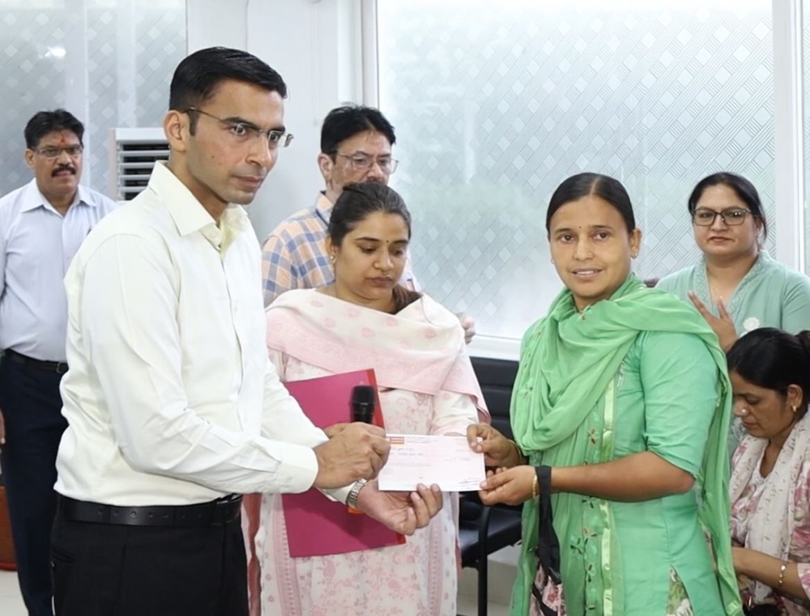 मुख्यमंत्री पुष्कर सिंह धामी की प्रेरणा से जिलाधिकारी सविन बंसल जनपद में असहाय, अक्षम और निर्धन लोगों को समाज की मुख्यधारा से जोड़ने के लिए निरंतर कार्य कर रहे हैं। गरीब और जरूरतमंदों को सरकार की योजनाओं के साथ ही जिले स्तर पर उपलब्ध संशाधनों से आर्थिक सहायता प्रदान कर उनकी विशेष जरूरतों को पूरा करने में जुटे है। राज्य में प्रथमबार, रायफल क्लब फंड का सदुपयोग; जरूरतमंद असहाय, लाचार विधवा के जीवन उत्थान पर किया जा रहा है देहरादून यह शुरूआत करने वाला पहला जिला बना है। आज कलेक्टेªट में असहाय विधवा पुनम ठाकुर, बिरोजनी उनियाल, आशादेवी, खष्टी बिष्ट, बबीता एवं रेशमी जिनके पति का एक्सीडेंट में गंभीर घायल हैं, का सहारा बना डीएम का रायफल फंड, 25-25 हजार आर्थिक सहायता चैक वितरित किए गए है। जिलाधिकारी के प्रयासों से जनपद में सक्रिय रायफल क्लब फंड से सोमवार को 06 असहाय, अक्षम और जरूरतंद लोगों को 1.50 लाख की आर्थिक सहायता प्रदान की गई। जिसमें आर्थिक स्थिति ठीक न होने पर गुलरघाटी निवासी पूनम ठाकुर एवं डालवाला निवासी बिरोजनी उनियाल को बच्चों की स्कूल फीस के लिए 25-25 हजार की आर्थिक सहायता चेक प्रदान किए गए। वहीं 12 वर्षाे से किराए के मकान में रह रही लकवा रोग से ग्रसित डालनवाला निवासी आशा देवी, दूसरे के घरों में कार्य कर अपने परिवार का भरण पोषण कर रही नेहरू कॉलोनी निवासी असहाय महिला खष्टी बिष्ट, दुर्घटना में पति का पैर टूटने पर उसके उपचार हेतु विकासनगर निवासी रेशमी और परिवार की आजीविका का कोई साधन न होने पर अचार बनाने का कार्य करने की इच्छुक गांधी ग्राम निवासी गरीब महिला बबीता को 25-25 हजार की आर्थिक सहायता प्रदान की गई। जिलाधिकारी ने लकवा रोग से पीड़ित आशा देवी को आर्थिक सहायता का चेक प्रदान करने के बाद उनको सारथी वाहन से सुरक्षित उनके घर तक भी पहुंचाया। जिलाधिकारी के जनदर्शन कार्यक्रम के दौरान प्राप्त होने वाले आर्थिक सहायता के आवेदन के तहत् रायफल फंड से असहायों को किया जा रहा है सशक्त बनाया जा रहा है। जिलाधिकारी ने कहा कि हमारा प्रयास गरीब, असहाय और अक्षम लोगों समाज की मुख्यधारा से जोड़ने का है। यद्यपि हम गरीब और असहाय लोगों की समस्या का पूर्ण निवारण नहीं कर सकते है, परंतु आर्थिक सहयोग प्रदान कर उनकी समस्या को काफी हद तक कम किया जा सकता है। मा0 मुख्यमंत्री के निर्देशों पर समाज के वंचित वर्ग के लोगों को चिन्हित कर उनको सरकार की योजनाओं और विभिन्न स्रोतों से उपलब्ध फंड से आर्थिक सहायता प्रदान की जा रही है। कहा कि जिले में राइफल क्लब फंड से आज 06 असहाय, गरीब एवं निर्बलों को सहयोग राशि प्रदान की गई है। जिलाधिकारी ने कहा कि राइफल क्लब मूलभूत सुविधाओं से हटकर एक लक्सरी ट्रॉजेक्शन है। इसका उपयोग सीएसआर गतिविधियों को आगे बढ़ाने के लिए किया जा रहा है। डीएम ने समाज में असहाय लोगों को चिन्हित करने के लिए ग्रांउट स्टाफ एवं इसमें काम कर रहे अधिकारियों की प्रशंसा भी की। इस दौरान उप जिलाधिकारी कुमकुम जोशी, मुख्य प्रशासनिक अधिकारी सहित अन्य अधिकारी भी मौजूद थे। जिलाधिकारी ने कहा कि इस सहायता को निवेश के रूप में उपयोग करें तथा अपने जीविकोपार्जन हेतु स्वरोजगार, व्यवसाय में उपयोग करें। जिलाधिकारी सविन बसंल के ही प्रयासों से 2015 के उपरान्त 10 वर्ष के लम्बे अन्तराल के बाद रायफल क्लब की बैठक की थी। बैठक समिति द्वारा विभिन्न कार्यों हेतु रायफल क्लब अनुदान राशि में वृद्धि करने का निर्णय लिया गया था। रायफल फंड और अधिक सशक्त बनाने तथा इसमें प्राप्त धनराशि से असहाय, निर्बल के जनसामानय के सहायतार्थ कार्य किए जा रहे है। मूलभूत आवश्यकताओं से परे शस्त्र लाईसेंस एक लग्जरी ट्राजेंक्शन है रायफल क्लब में अनिवार्य योगदान जनहित के दृष्टिगत नया लाईसेंस, शस्त्र बदलाव, समय विस्तार, सीमा विस्तार, क्रय-विक्रय, सब ट्रांजेक्शन उच्च निवल मूल्य तय कर दिए गए हैं, जिससे रायफल क्लब वित्तीय रूप से सशक्त बनेगा। वहीं 20 साल बाद डीएम की पहल से जिले में रायफल फंड का उपयोग निर्धन, निर्बल, असहाय के लिए किया गया है। जिलाधिकारी सविन बसंल ने प्रथम बार जिले में रायफल फंड का उपयोग किया जिससे जिले में अब तक इस फंड से धनराशि रू0 9.70 लाख की सहायता पत्रों को वितरित की गई है। इससे पूर्व इस फंड से झुग्गी बस्ती प्रेमनगर में बालवाडी मरम्मत हेतु दिव्यांग महिला को धनराशि रू0 1,30000, ग्राम फनार तहसील त्यूनी निवासी गरीब बिधवा महिला नीतू दुर्गादेवी के विद्युत बिल की धनराशि रू0 18000, अनाथ अदिति के पिता द्वारा लिए गए बैंक ऋण रू0 50000, भगत सिंह कालोनी निवासी शमीमा को स्वरोजगार हेतु धनराशि रू0 30,000, सरस्वती शिशु मंदिर प्रबन्धक समिति भोगपुर जहां दूर-दूर से बच्चें पढने आते हैं, को बच्चों के परिवहन हेतु वाहन के लिए धनराशि रू0 5,73950 की सहायता प्रदान की गई। ज्ञातब्य है कि रायफल क्लब वर्ष 1959 से संचालित है जिसमें नये शस्त्र लाईसेंस, लाईसेंस पंजीकरण, नवीनीकरण, शस्त्र लाईसेंस सीमा विस्तार, गनलाईसेंस की टीएल / एनओसी, शस्त्र विक्रय अनुमति, शस्त्रलाईसेंस श्रेणी परिवर्तन, शस्त्र कय करने की समयावधि बढाने आदि के लिए रायफल फंड में अनुदान लिया जाता है। समिति से उक्त धनराशि बढाने हेतु सर्वसम्मति से निर्णय लिया गया है। उक्त विभिन्न कार्यों हेतु 2500 से लेकर 25000 तक करने का निर्णय लिया गया है। इस अवसर पर उप जिलाधिकारी कुमकुम जोशी, मुख्य प्रशानिक अधिकारी कपिल कुमार उपस्थित रहे।