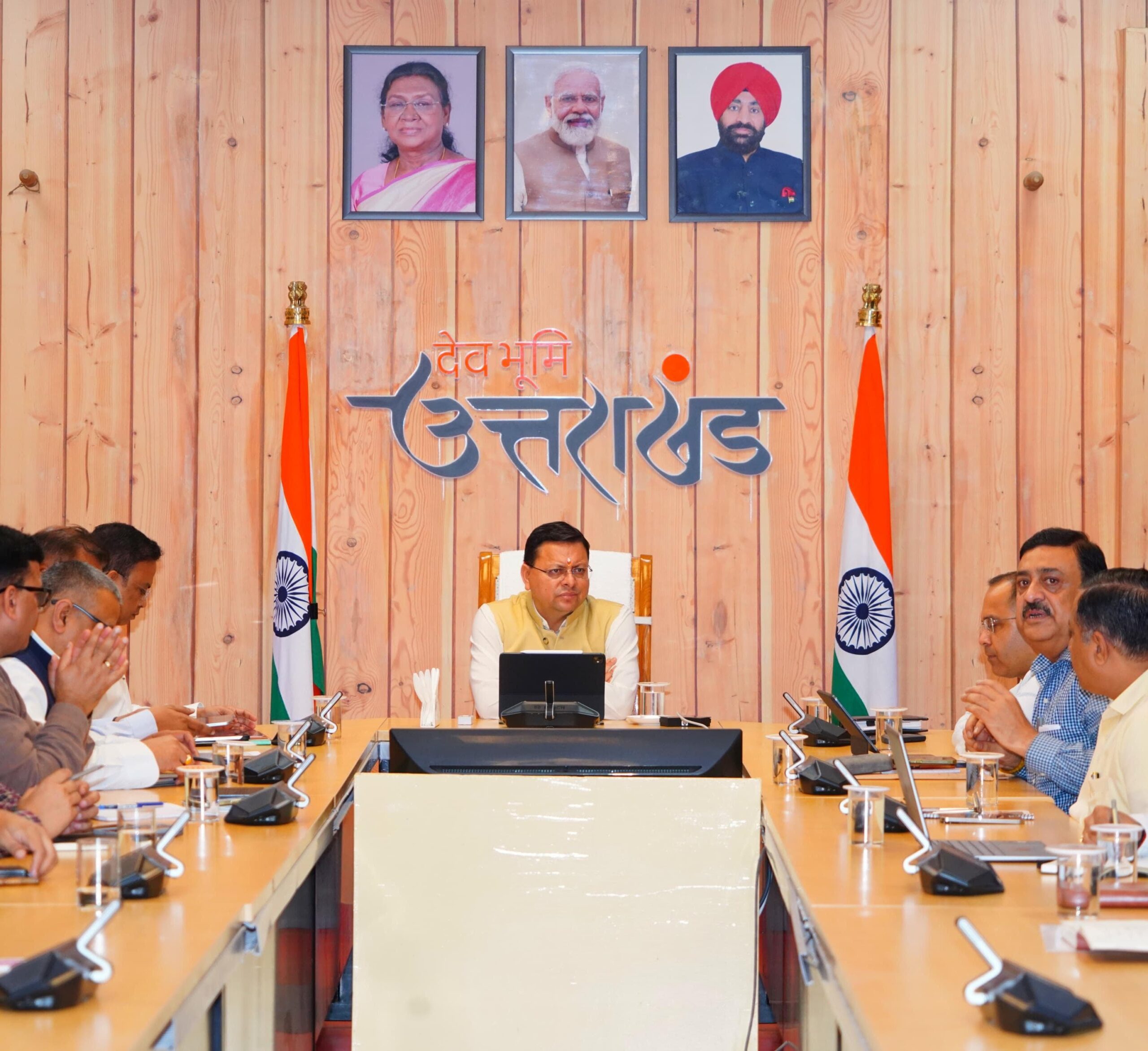 मुख्यमंत्री धामी ने रुद्रपुर में प्रस्तावित 1 लाख करोड़ रूपये की ग्राउंडिंग सेरेमनी के सफल आयोजन के लिए तैयारियाँ समयबद्ध रूप से पूर्ण करने के निर्देश दिए।