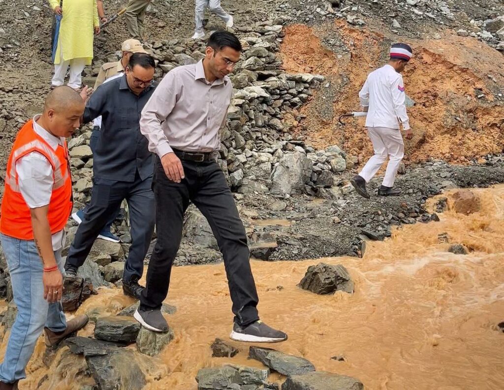 मुख्यमंत्री धामी के निर्देश पर आपदाग्रस्त अंतिम गांव बटोली दौरे पर प्रथम पंक्ति में पहुचें डीएम