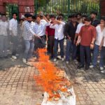 यू.टी.यू के कुलपति डॉ. ओमकार यादव,परीक्षा नियंत्रक डॉ. वी. के. पटेल,शिक्षा सचिव रणजीत सिन्हा एवं मंत्री सुबोध उनियाल की निकाली शव यात्रा