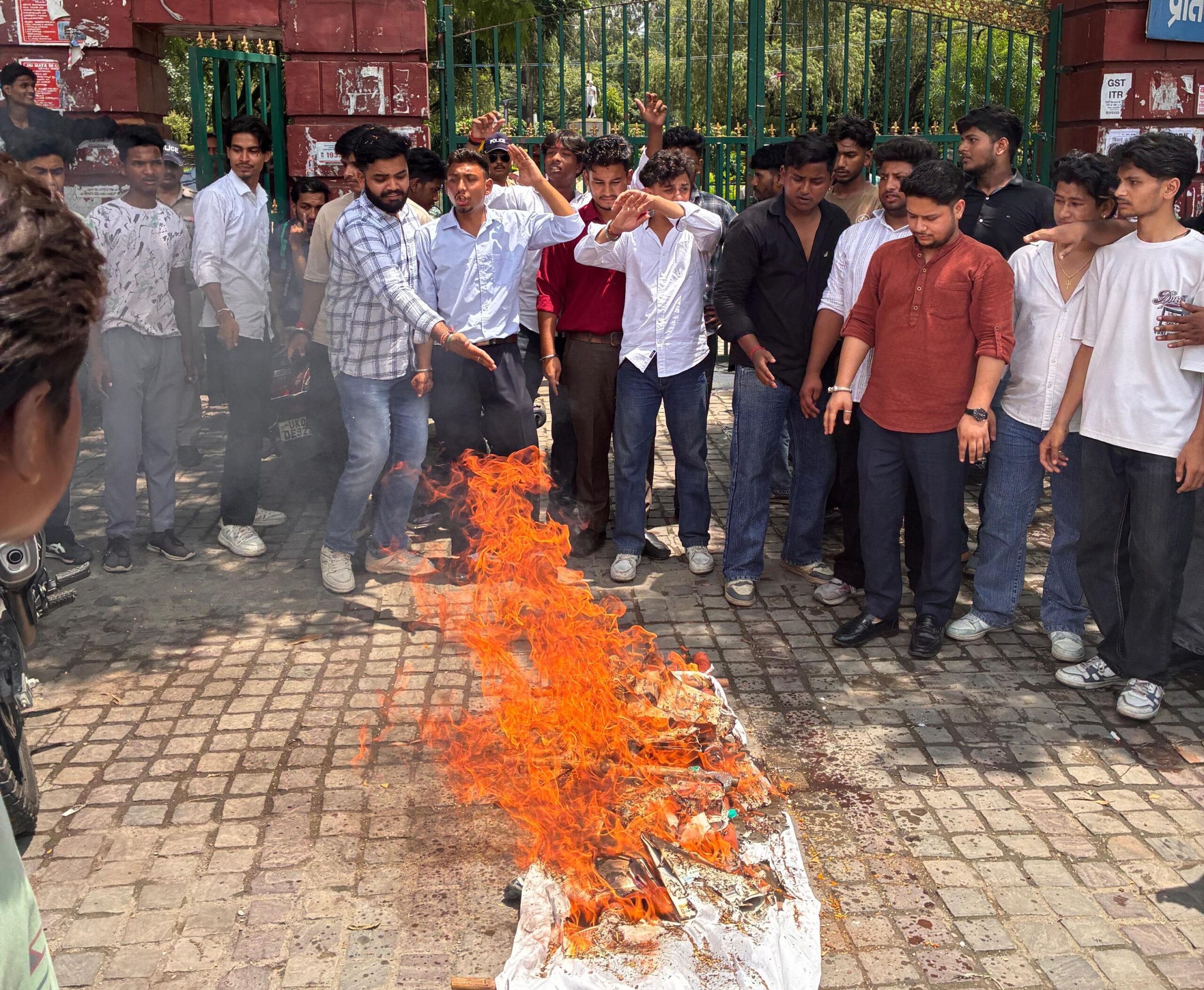 यू.टी.यू के कुलपति डॉ. ओमकार यादव,परीक्षा नियंत्रक डॉ. वी. के. पटेल,शिक्षा सचिव रणजीत सिन्हा एवं मंत्री सुबोध उनियाल की निकाली शव यात्रा