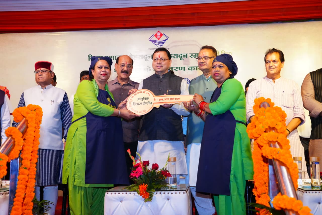 मुख्यमंत्री ने घण्टाघर में महिला स्वयं सहायता समूहों हेतु निर्मित 04 आधुनिक हिलांस-कम-किचन आउटलेट्स का भी लोकार्पण किया