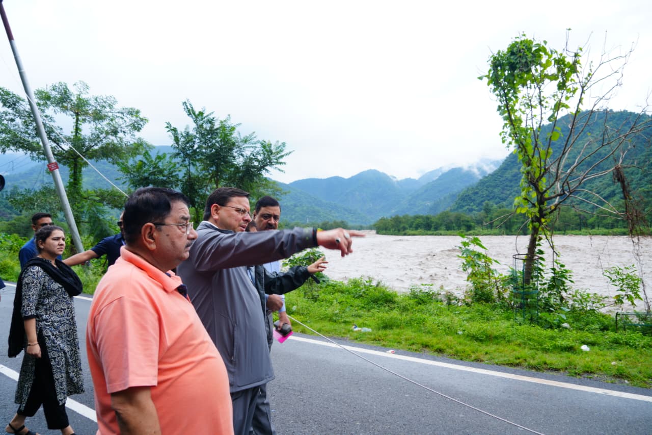 मुख्यमंत्री धामी ने अतिवृष्टि से प्रभावित मालदेवता क्षेत्र एवं केसरवाला का स्थलीय निरीक्षण कर स्थिति का लिया जायज़ा