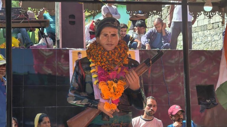 शहीद सम्मान यात्रा 2.0 - शहीद नायक बिरेंद्र सिंह की जन्मभूमि की मिट्टी क्लश में भरकर सेन्य सम्मान के साथ लेंसडाउन के लिए हुई रवाना
