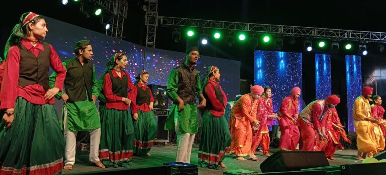 गुरु रामदास इंस्टिट्यूट ऑफ़ मैनेजमेंट एंड टेक्नोलॉजी के "अभिनंदन-2025 " कार्यक्रम में जमकर झूमे छात्र