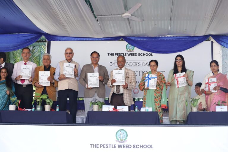 द पेसल वीड स्कूल में 34वां स्थापना दिवस समारोह को अति उत्साह के साथ धूमधाम से मनाया गया। इस अवसर पर चार प्रतिष्ठित संस्थानों चिल्ड्रन एकेडमी, के०सी० पब्लिक स्कूल, पेसल वीड कॉलेज ऑफ इन्फॉर्मेशन टेक्नोलॉजी और द पेसल वीड स्कूल के गणमान्य अतिथियों, अभिभावकों, छात्रों एवं शिक्षकों ने भाग लिया। कार्यक्रम का प्रारम्भ प्रातः 10:45 पर आकर्षक वार्षिक प्रदर्शनी के आयोजन के साथ किया गया। जिसके मुख्य अतिथि प्रो. नवीन चन्द्र लोहानी कुलपति उत्तराखण्ड मुक्त विश्वविद्यालय एवं सम्मानित अतिथि ब्रिग्रेडियर आर.एस. थापा डिप्टी जीओ.सी. देहरादून थे। जिन्होंने प्रदर्शनी का अवलोकन किया साथ ही छात्रों के माता-पिता ने भी प्रदर्शनी का अवलोकन किया। यह प्रदर्शनी अत्यधिक सुन्दर ढंग से आयोजित की गयी थी जिसमें स्कूल के प्रारम्भ से अब तक के कार्यकाल को चित्रों के माध्यम से बड़े ही रोचक ढ़ग से प्रस्तुत किया गया था। इसके अतिरिक्त छात्रों द्वारा बनाये गये इसरो का सम्पूर्ण इतिहास और चन्द्रयान-2, मॉडल को विशेष सराहा गया तथा कॉलेज के छात्रों द्वारा अतिज्ञानवर्धक एक नुक्कड नाटक कूड़ा प्रबन्धन विषय पर प्रस्तुत किया गया। जिसमें यह संदेश दिया गया कि हमें अपने पर्यावरण का संरक्षण करने के लिए विभिन्न अपशिष्ट पदार्थों जैसे पालिथीन, गढढों में पानी भरना एवं घर के अतिरिक्त आस-पड़ोस की स्वच्छता का विशेष ध्यान रखकर हम विभिन्न प्रकार के रोगों से बचकर स्वस्थ्य जीवनयापन कर सकते हैं। इसके पश्चात् शिक्षक अभिभावक मीटिंग का आयोजन किया गया था। इस अवसर पर अपराहन 1:50 से एथलेटिक मीट का भव्य आयोजन किया गया था व कार्यक्रम में उपस्थित गणमान्य अतिथियों को प्रधान अध्यापकों द्वारा शॉल पहनाकर व विद्यार्थियों द्वारा हरियाली का प्रतीक पौधे देकर अभिनन्दन किया गया, तत्पश्चात् एथलेटिक मीट के माध्यम से विद्यार्थियों के मध्य मित्रता और स्वस्थ प्रतिस्पर्धा को बढ़ावा देते हुए उनकी खेल कुशलता को प्रदर्शित किया गया था। जिसमें मुख्य अतिथि प्रो. नवीन चन्द्र लोहानी कुलपति उत्तराखण्ड मुक्त विश्वविद्यालय एवं सम्मानित अतिथि बिग्रेडियर आर.एस. थापा डिप्टी जी.ओ.सी. देहरादून, डॉ. प्रेम कश्यप अध्यक्ष,द पेसल वीड स्कूल,किरण कश्यप,अध्यक्ष चिल्ड्रेनस अकादमी, मेजर जनरल शम्मी सबरवाल, अध्यक्ष प्रबंधन समिति, द पेसल वीड स्कूल के पूर्व जीओसी,उप क्षेत्र उत्तराखण्ड,विनोद शर्मा रिटायर्ड आई०एस०एस०,आकाश कश्यप निदेशक, द पेसल वीड स्कूल,राशी कश्यप निदेशक, द पेसल वीड स्कूल, डॉ० विधुकेष विमल प्रधानाचार्य द पेसल वीड स्कूल, इस आयोजन की शोभा बढ़ाने के लिए उपस्थित रहे। इस कार्यक्रम की शुरूआत मेजर जनरल शम्मी सबरवाल द्वारा मशाल प्रज्वल्लित कर की गयी जिसके पश्चात् जूनियर कक्षा के छात्र छात्राओं द्वारा मनोरंजक व मनमोहक प्रस्तुति आकर्षण का केन्द्र रही। हमारे प्रतिभाशाली सीनियर छात्र एवं छात्राओं द्वारा एरोबिक नृत्य, श्री कृष्ण लीला की आकर्षक प्रस्तुति दी जिससे माहौल तालियों की गड़गड़ाहट से गूंज उठा, एथलेटिक प्रतियोगिताओं में कई तरह की खेल प्रतियोगितायें शामिल थे जैसे 50 मीटर 100 मीटर 200 मीटर की रिले रेस तथा लंबी कूद, जिमनास्टिक फ्लोर एक्सरसाइज, हाई हॉस आदि की उत्कृष्ठ प्रस्तुति दी गयी। ताइक्वांडो के छात्र व छात्राओं द्वारा जिस प्रकार से लकड़ी व मार्बल तोड़ने व आग लगी हुई मार्बल को तोड़ने की कला की हैरतअंगेज प्रस्तुति दी गयी जिसे देखकर दशकों ने दातों तले अंगुली दबा ली। इसके पश्चात् चारों प्रतिष्ठित संस्थानों चिल्ड्रन एकेडमी, के०सी० पब्लिक स्कूल, पेसल वीड कॉलेज ऑफ इन्फॉर्मेशन टेक्नोलॉजी और द पेसल वीड स्कूल के छात्र छात्रों द्वारा मार्च पास्ट का प्रदर्शन किया गया जिसकी विशिष्ट अतिथि व मुख्य अतिथि द्वारा अत्यधिक सराहना की गयी। अपने प्रेरणादायी संदेश में. प्रो. नवीन चन्द्र लोहानी द्वारा छात्रों के सांस्कृतिक, खेल व एथलेटिक प्रस्तुतियों की प्रशंसा की गयी और साथ ही उन्होंने कहा कि शिक्षा का महत्व केवल अकादमिक सफलता तक सीमित नहीं है यह छात्रों का सर्वागीण व्यक्तित्व का विकास करती है। सच्ची शिक्षा वह है जो चरित्र का निर्माण करती है। इस समारोह का समापन हमारे विशिष्ट अतिथि के प्रेरणादायक ज्ञानवर्धक शब्दों के साथ हुआ उन्होंने विद्यार्थियों को अपने लक्ष्य का निर्धारण करने हेतु दृढ निश्चयी होकर अर्जुन की भांति सिर्फ मछली की आंख पर ध्यान केंन्द्रित करने को, कभी हार न मानने की प्रवृत्ति विकसित करने हेतु तथा उनके प्रदर्शन की सराहना की। मुख्य अतिथि ने सभी छात्र छात्राओं के उज्जवल भविष्य की कामना व हार्दिक बधाईयां दी व द पेसल वीड स्कूल के अध्यक्ष डॉ० प्रेम कश्यप, (राष्ट्रीय पदक विजेता) के द्वारा शिक्षा के क्षेत्र में अहम योगदान प्रदान करने हेतु भूरि भूरि प्रशंसा की व खिलाडियों की कड़ी मेहनत और उपलब्धियों की प्रशंसा की व उन्हें पुरूस्कृत किया। वर्ग अ विजेता द पेसल वीड स्कूल वर्ग ब विजेता द पेसल वीड स्कूल वर्ग स विजेता द पेसल वीड स्कूल वर्ग द वय विजेता द पेसल वीड स्कूल मार्च पास्ट विजेता पेसल वीड कॉलेज ऑफ इन्फॉर्मेशन टेक्नोलॉजी तथा समग्र ट्रॉफी द पेसल वीड स्कूल ने जीती। पेसल वीड स्कूल के अध्यक्ष डॉ. प्रेम कश्यप ने प्रो. नवीन चन्द्र लोहानी कुलपति उत्तराखण्ड मुक्त विश्वविद्यालय, सम्मानित अतिथि ब्रिग्रेडियर आर.एस. थापा जी.ओ.सी. देहरादून, अभिभावको समर्पित शिक्षकों, सहायक कर्मचारियों की समारोह को यादगार बनाने के लिए हार्दिक आभार व्यक्त किया। उन्होंने छात्रों की ऐसे अवसरों का भरपूर लाभउठाने की प्रेरणा दी, जो उनकी उन्नति के लिए मील के पत्थर का काम करते हैं। इस भव्य आयोजन का समापन विभिन्न प्रतियोगिताओं के विजेताओं का पदक, ट्रॉफी और प्रमाणपत्र प्रदान कर किया गया। पेसल वीड स्कूल का 34वां स्थापना दिवस न केवल खेल कौशल को उजागर करता है बल्कि सर्वांगीण विकास के प्रति संस्थान की प्रतिबद्धता को भी प्रदर्शित करता है। इस समारोह ने वहां उपस्थित सभी अतिथियों पर एक अमिट छाप छोड़ी।