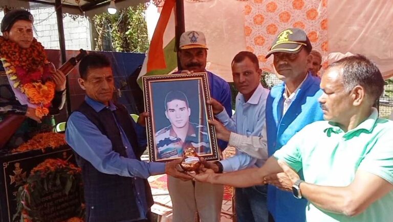 देश के वीर सपूत बिरेंद्र सिंह की याद में बमियाला में बना स्मारक, परिवार ने सड़क निर्माण की उठाई मांग