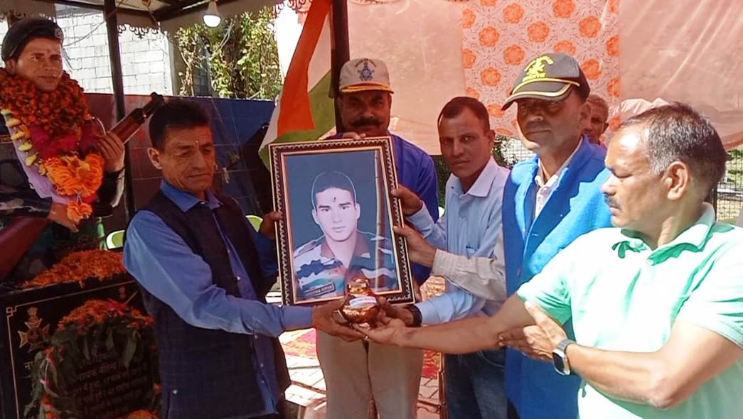 देश के वीर सपूत बिरेंद्र सिंह की याद में बमियाला में बना स्मारक, परिवार ने सड़क निर्माण की उठाई मांग