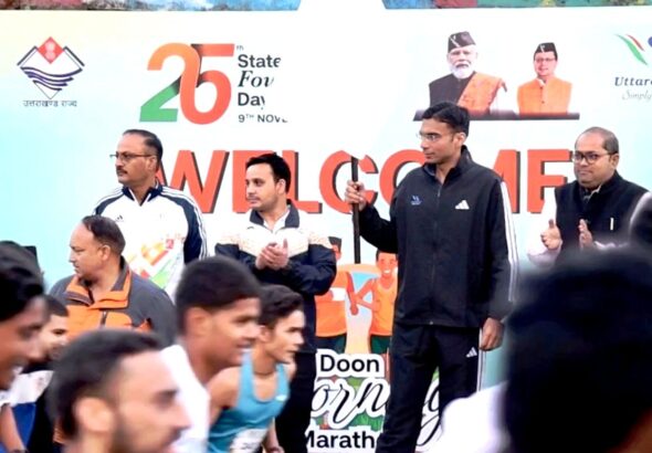 राज्य स्थापना दिवस रजत जयंती पर जिलाधिकारी सविन बंसल ने दून मैराथन को झंडी दिखाकर किया रवाना