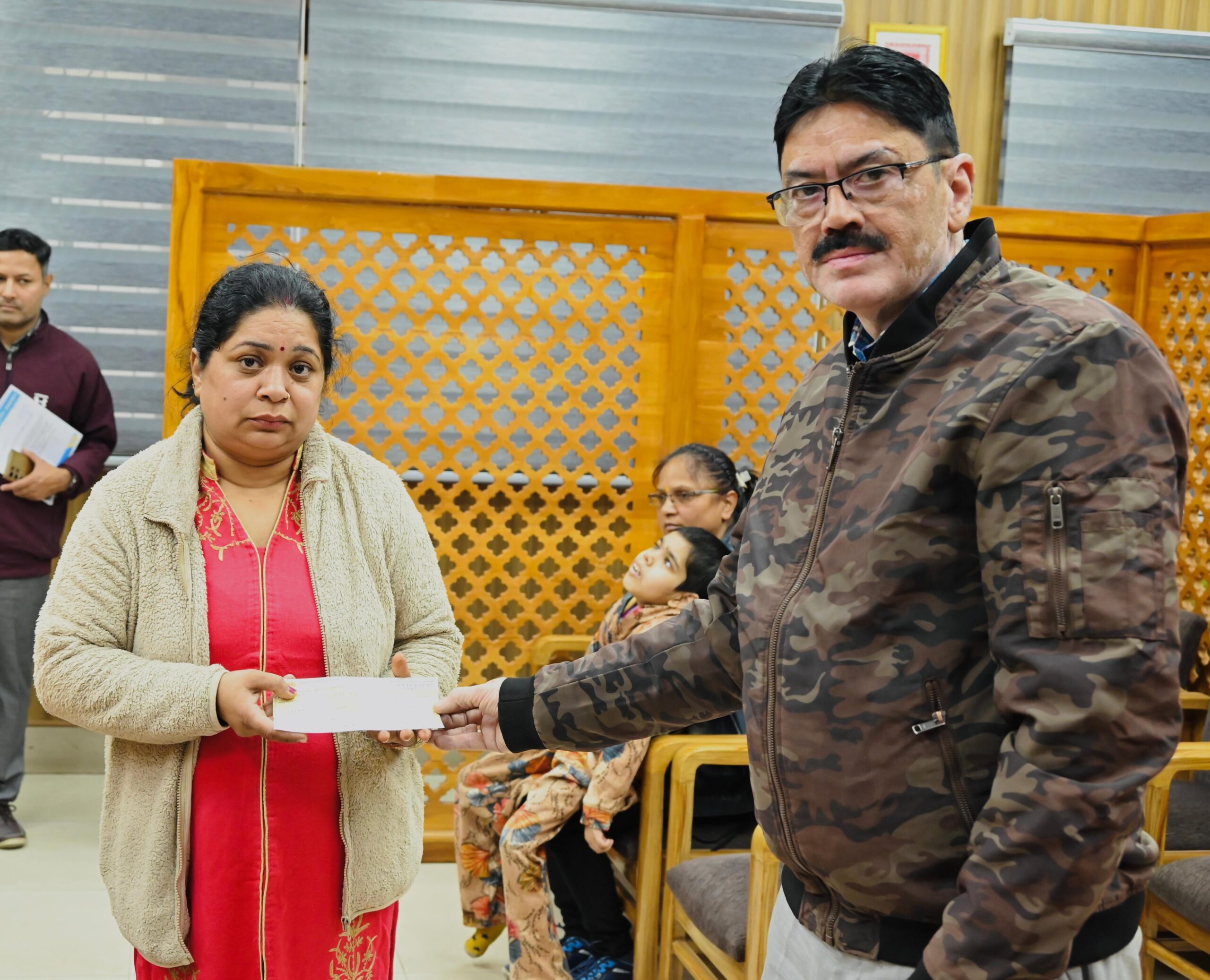 तेहरा वर्षीय दिव्यांग भव्य चलने- फिरने, बोलने में है असमर्थ; जिला प्रशासन ने दी वाहन हेतु आर्थिक सहायता