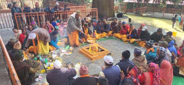 लाटू धाम वाण के कपाट छह माह के लिए बंद,भक्तों की उमड़ी भीड़