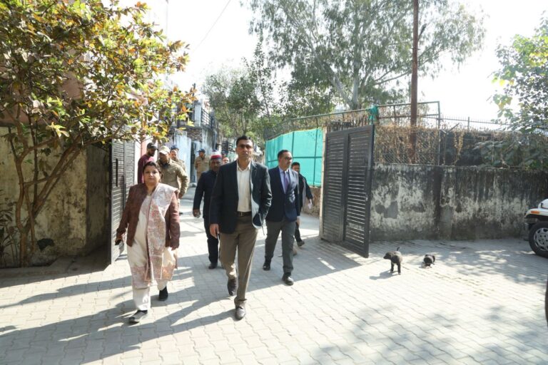 रैनबसेरों में शौचालय, पेयजल, प्रकाश, बिस्तर सहित अन्य आवश्यक मूलभूत सुविधाएं रहें उपलब्धः डीएम देहरादून