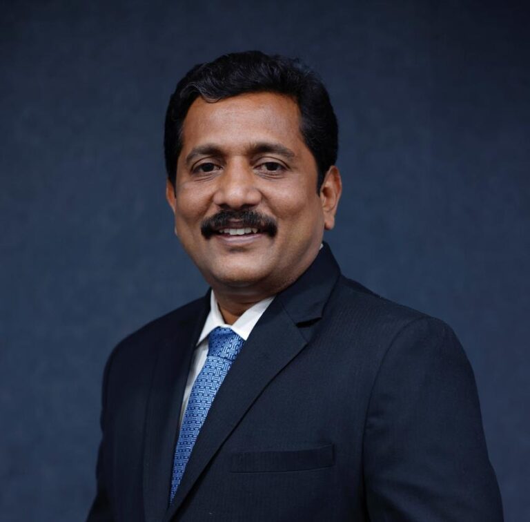 भारत में टेक्नोलॉजी को पसंद करने वाले जेन ज़ी युवाओं की संख्या है। 30 वर्ष से कम उम्र की आधी से अधिक आबादी वाली यह पीढ़ी सामाजिक रूप से जागरूक और आर्थिक रूप से बेहद समझदार है जो हर उद्योग के साथ-साथ बीमा क्षेत्र में भी बदलाव ला रही है। तो सवाल यह है कि क्या बीमा क्षेत्र इस पीढ़ी की तेज़ रफ्तार, हर चीज में आसानी और कारगर सेवाओं की उम्मीदों पर खरा उतर पाएगा? उपभोक्ताओं की उम्मीदों को नया रूप देने वाली जेन ज़ी उपयोग-आधारित बीमा, वियरेबल्स को इसमें शामिल करने तथा मॉड्यूलर प्लान अब कोई नई बात नहीं रह गए हैं। ये लोगों की बदलती उम्मीदों को पूरा करने के लिए जरूरी साधन बन चुके हैं। भारत में जेन ज़ी के युवा तो ज़्यादातर ऑनलाइन रहते हैं। हाल के ट्रेंड्स बताते हैं कि, 64% आबादी जानकारी के लिए इंटरनेट का इस्तेमाल करती है, जबकि 63% लोग ऑनलाइन शॉपिंग करते हैं। लेकिन बात सिर्फ डिजिटल आदतों की नहीं है, बल्कि इसमें बुनियादी सोच भी मायने रखती है। जेन ज़ी के 80% से ज़्यादा युवा ऐसे ब्रांड्स के साथ जुड़ना पसंद करते हैं जो किसी सामाजिक उद्देश्य से जुड़े हों, वहीं 88% युवा मूल्य को अहमियत देते हुए हर लेनदेन में पारदर्शिता और सही कीमत की उम्मीद रखते हैं। इस पीढ़ी के युवाओं को ऐसी सेवाएं चाहिए जो उनके फोन पर उपलब्ध हो, उनकी जरूरतों के हिसाब से बनी हो और उनके लाइफस्टाइल में आसानी से फिट हो। लिहाजा, अब इंश्योरेंस प्रोडक्ट्स का मतलब सिर्फ कवरेज नहीं रह गया है बल्कि उसमें एक नेक इरादे, बदलाव के हिसाब से ढलने की क्षमता और सादगी का होना भी जरूरी है। एक संरचनात्मक चुनौती: बाजार में कम पैठ और पुरानी व्यवस्था भारत में तेजी से हो रहे डिजिटल बदलाव के बावजूद, बीमा की पहुँच अब भी काफी कम है— जो जीडीपी का लगभग 4% है, जबकि वित्तीय वर्ष 2023-24 में इसका वास्तविक उपयोग घटकर 3.7% रह गया। डिस्ट्रीब्यूशन के पुराने तरीके और प्रोडक्ट्स को जरूरत के हिसाब से नहीं ढाल पाना, इस दिशा में सबसे बड़ी रुकावट बनी हुई है। बहुत लंबी-चौड़ी कागजी कार्रवाई और 'सबके लिए एक जैसे' प्लान की उपलब्धता असल में उन युवाओं को पसंद नहीं आतीं, जो आसान, टेक्नोलॉजी पर आधारित और अपनी जरूरत के हिसाब से बनी सेवाओं की उम्मीद करते हैं। वैसे तो इस इंडस्ट्री में बदलाव हो रहा है, लोगों की जरूरत के हिसाब से प्रोडक्ट्स बनाए जा रहे हैं, डिजिटल माध्यमों को अपनाया जा रहा और कागजी कार्रवाई कम हो गई है, फिर भी डिजिटल तकनीक को पसंद करने वाले आज के ग्राहकों की उम्मीद पर पूरी तरह खरा उतरने के लिए अभी भी काफी काम करना बाकी है। एक नए इंश्योरेंस मॉडल का निर्माण: डिजिटल तकनीक, जरूरतों के अनुरूप और सबको शामिल करने वाला भारत में बीमा क्षेत्र का नियामक निकाय, आईआरडीएआई अब एक पूरी तरह डिजिटल साधनों पर आधारित इंश्योरेंस इकोसिस्टम तैयार कर रहा है। ई-केवाईसी, डिजिटल पॉलिसी जारी करने और आने वाले बीमा सुगम प्लेटफॉर्म जैसे कदम नए बदलावों का रास्ता खोल रहे हैं। आने वाला समय डेटा पर आधारित उन लचीली पॉलिसियों का है, जो ग्राहकों की आदतों, लाइफ़स्टाइल के विकल्पों और वास्तविक समय के जोखिमों के हिसाब से बदल सकती हैं। बीमा कंपनियों को अब क्या करना चाहिए: जेन ज़ी ग्राहकों की जरूरतों को पूरा करने का ब्लूप्रिंट हमेशा उपयोगी और भरोसेमंद बने रहने के लिए, बीमा कंपनियों को सिर्फ बिक्री के बजाय समाधान उपलब्ध कराने पर ध्यान देना होगा। इस बदलाव का स्वरूप कुछ इस प्रकार होना चाहिए: मोबाइल पर केंद्रित इकोसिस्टम: ऐसे आसान और शुरू से अंत तक की सुविधा देने वाले प्लेटफॉर्म, जहाँ ग्राहक प्लान्स की तुलना करने, तुरंत दावा करने, पॉलिसी रिन्यू करने और एआई सहायता जय सिंह सेवाओं का लाभ उठा सकें। इस तरह हर कदम पर आने वाली परेशानी दूर हो जाती है। मॉड्यूलर, व्यवहार पर आधारित प्रोडक्ट्स: असल जिंदगी की जरूरतों के हिसाब से फ्लेक्सिबल प्लान पेश करना— जैसे सिर्फ़ वीकेंड के लिए ट्रैवल इंश्योरेंस, पे-हाऊ-यु-ड्राइव वाहन बीमा, या फ्रीलांसरों और कामगारों की जरूरतों के लिए खास हेल्थ राइडर्स। वियरेबल्स के ज़रिए स्वास्थ्य सेवाओं को शामिल करना: फिटनेस डेटा के आधार पर प्रीमियम तय करना, रिवॉर्ड देना और बेहतर स्वास्थ्य के लिए प्रोत्साहित करना, जिससे पॉलिसी जारी करने के बाद भी ग्राहकों से लगातार जुड़ाव बना रहे। विश्वसनीय संचार: सोशल मीडिया, इन्फ्लुएंसर्स और पीयर रिव्यू के ज़रिए जेन ज़ी से जुड़ना। पॉलिसी के नियमों और शर्तों को पूरी तरह स्पष्ट और पारदर्शी बनाना। गेम्स के ज़रिए वित्तीय समझ को बढ़ावा: उपयोगकर्ताओं को ऐसे आकर्षक टूल्स उपलब्ध कराना, जो बीमा से संबंधित मुश्किल बातों को समझना आसान बनाएं और उन्हें भविष्य की फाइनेंशियल प्लानिंग के लिए प्रेरित करें। भरोसा, उपयोगिता और आगे की राह-  जागरूकता और भरोसे की कमी आज भी एक बड़ी चुनौती है। जेन ज़ी के ज्यादातर युवा तो बीमा को मुसीबत के वक्त का सहारा भर मानते हैं, लंबे समय का साथी नहीं। वे धीरे-धीरे नौकरीपेशा बन रहे हैं और आर्थिक रूप से आजाद हो रहे हैं, लिहाजा बीमा के साथ उनका पहला अनुभव ही आने वाले कई दशकों तक उनकी सोच पर हावी रहेगा। इस भरोसे को दोबारा जीतने के लिए, कंपनियों को केवल न सिर्फ़ "संकट के अंतर" को खत्म करना होगा, बल्कि रोज़मर्रा की ज़िंदगी में बीमा की भूमिका के बारे में भी फिर से सोचना होगा। इसके लिए डेटा का नैतिक तरीके से इस्तेमाल, सरकारी नियमों का पालन, तथा एआई और डिजिटल इंफ्रास्ट्रक्चर की मदद से हर व्यक्ति तक पहुंच बनाना शामिल है, ताकि हर किसी को उसकी जरूरत के हिसाब से तुरंत सेवाएं मिल सके। एक सामूहिक दायित्व- यह बेहद अहम पड़ाव है। बीमा क्षेत्र को जेन ज़ी की ज़रूरतों के हिसाब से ढलना होगा और एक मजबूत भविष्य के लिए जल्द और स्पष्ट विजन के साथ काम करना होगा, ताकि वे अधिक समावेशी, आधुनिक और मजबूत बन सकें। भारत में बीमा का भविष्य पुरानी पॉलिसीज़ से नहीं, बल्कि नई पीढ़ी की उम्मीदों से तय होगा। अब निर्णायक और आपसी सहयोग के साथ बदलाव लाने का समय आ गया है। लेखक -जैक्सन जैकब, चीफ़ डिस्ट्रीब्यूशन ऑफिसर, ज़ूनो जनरल इंश्योरेंस