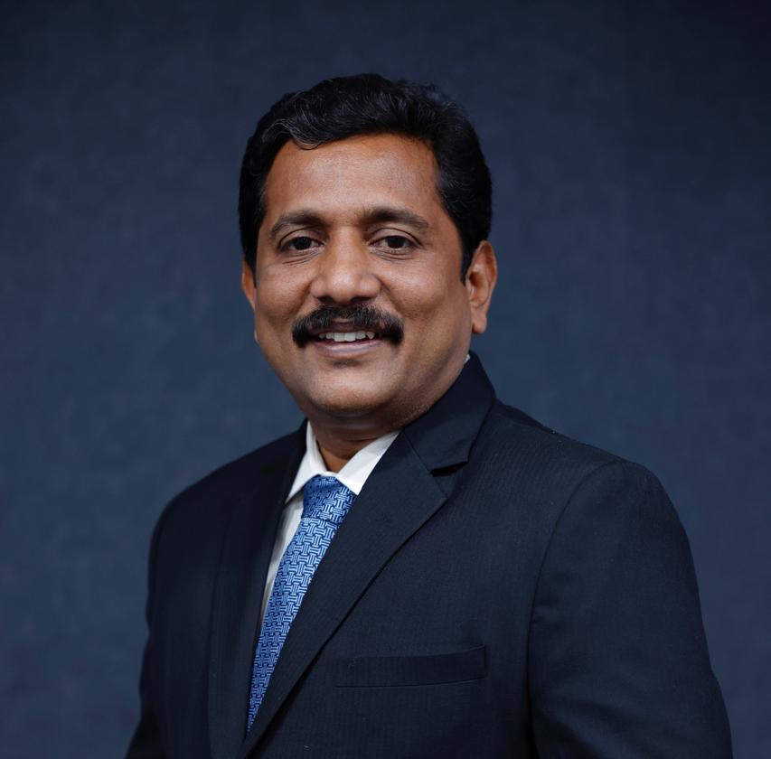 भारत में टेक्नोलॉजी को पसंद करने वाले जेन ज़ी युवाओं की संख्या है। 30 वर्ष से कम उम्र की आधी से अधिक आबादी वाली यह पीढ़ी सामाजिक रूप से जागरूक और आर्थिक रूप से बेहद समझदार है जो हर उद्योग के साथ-साथ बीमा क्षेत्र में भी बदलाव ला रही है। तो सवाल यह है कि क्या बीमा क्षेत्र इस पीढ़ी की तेज़ रफ्तार, हर चीज में आसानी और कारगर सेवाओं की उम्मीदों पर खरा उतर पाएगा? उपभोक्ताओं की उम्मीदों को नया रूप देने वाली जेन ज़ी उपयोग-आधारित बीमा, वियरेबल्स को इसमें शामिल करने तथा मॉड्यूलर प्लान अब कोई नई बात नहीं रह गए हैं। ये लोगों की बदलती उम्मीदों को पूरा करने के लिए जरूरी साधन बन चुके हैं। भारत में जेन ज़ी के युवा तो ज़्यादातर ऑनलाइन रहते हैं। हाल के ट्रेंड्स बताते हैं कि, 64% आबादी जानकारी के लिए इंटरनेट का इस्तेमाल करती है, जबकि 63% लोग ऑनलाइन शॉपिंग करते हैं। लेकिन बात सिर्फ डिजिटल आदतों की नहीं है, बल्कि इसमें बुनियादी सोच भी मायने रखती है। जेन ज़ी के 80% से ज़्यादा युवा ऐसे ब्रांड्स के साथ जुड़ना पसंद करते हैं जो किसी सामाजिक उद्देश्य से जुड़े हों, वहीं 88% युवा मूल्य को अहमियत देते हुए हर लेनदेन में पारदर्शिता और सही कीमत की उम्मीद रखते हैं। इस पीढ़ी के युवाओं को ऐसी सेवाएं चाहिए जो उनके फोन पर उपलब्ध हो, उनकी जरूरतों के हिसाब से बनी हो और उनके लाइफस्टाइल में आसानी से फिट हो। लिहाजा, अब इंश्योरेंस प्रोडक्ट्स का मतलब सिर्फ कवरेज नहीं रह गया है बल्कि उसमें एक नेक इरादे, बदलाव के हिसाब से ढलने की क्षमता और सादगी का होना भी जरूरी है। एक संरचनात्मक चुनौती: बाजार में कम पैठ और पुरानी व्यवस्था भारत में तेजी से हो रहे डिजिटल बदलाव के बावजूद, बीमा की पहुँच अब भी काफी कम है— जो जीडीपी का लगभग 4% है, जबकि वित्तीय वर्ष 2023-24 में इसका वास्तविक उपयोग घटकर 3.7% रह गया। डिस्ट्रीब्यूशन के पुराने तरीके और प्रोडक्ट्स को जरूरत के हिसाब से नहीं ढाल पाना, इस दिशा में सबसे बड़ी रुकावट बनी हुई है। बहुत लंबी-चौड़ी कागजी कार्रवाई और 'सबके लिए एक जैसे' प्लान की उपलब्धता असल में उन युवाओं को पसंद नहीं आतीं, जो आसान, टेक्नोलॉजी पर आधारित और अपनी जरूरत के हिसाब से बनी सेवाओं की उम्मीद करते हैं। वैसे तो इस इंडस्ट्री में बदलाव हो रहा है, लोगों की जरूरत के हिसाब से प्रोडक्ट्स बनाए जा रहे हैं, डिजिटल माध्यमों को अपनाया जा रहा और कागजी कार्रवाई कम हो गई है, फिर भी डिजिटल तकनीक को पसंद करने वाले आज के ग्राहकों की उम्मीद पर पूरी तरह खरा उतरने के लिए अभी भी काफी काम करना बाकी है। एक नए इंश्योरेंस मॉडल का निर्माण: डिजिटल तकनीक, जरूरतों के अनुरूप और सबको शामिल करने वाला भारत में बीमा क्षेत्र का नियामक निकाय, आईआरडीएआई अब एक पूरी तरह डिजिटल साधनों पर आधारित इंश्योरेंस इकोसिस्टम तैयार कर रहा है। ई-केवाईसी, डिजिटल पॉलिसी जारी करने और आने वाले बीमा सुगम प्लेटफॉर्म जैसे कदम नए बदलावों का रास्ता खोल रहे हैं। आने वाला समय डेटा पर आधारित उन लचीली पॉलिसियों का है, जो ग्राहकों की आदतों, लाइफ़स्टाइल के विकल्पों और वास्तविक समय के जोखिमों के हिसाब से बदल सकती हैं। बीमा कंपनियों को अब क्या करना चाहिए: जेन ज़ी ग्राहकों की जरूरतों को पूरा करने का ब्लूप्रिंट हमेशा उपयोगी और भरोसेमंद बने रहने के लिए, बीमा कंपनियों को सिर्फ बिक्री के बजाय समाधान उपलब्ध कराने पर ध्यान देना होगा। इस बदलाव का स्वरूप कुछ इस प्रकार होना चाहिए: मोबाइल पर केंद्रित इकोसिस्टम: ऐसे आसान और शुरू से अंत तक की सुविधा देने वाले प्लेटफॉर्म, जहाँ ग्राहक प्लान्स की तुलना करने, तुरंत दावा करने, पॉलिसी रिन्यू करने और एआई सहायता जय सिंह सेवाओं का लाभ उठा सकें। इस तरह हर कदम पर आने वाली परेशानी दूर हो जाती है। मॉड्यूलर, व्यवहार पर आधारित प्रोडक्ट्स: असल जिंदगी की जरूरतों के हिसाब से फ्लेक्सिबल प्लान पेश करना— जैसे सिर्फ़ वीकेंड के लिए ट्रैवल इंश्योरेंस, पे-हाऊ-यु-ड्राइव वाहन बीमा, या फ्रीलांसरों और कामगारों की जरूरतों के लिए खास हेल्थ राइडर्स। वियरेबल्स के ज़रिए स्वास्थ्य सेवाओं को शामिल करना: फिटनेस डेटा के आधार पर प्रीमियम तय करना, रिवॉर्ड देना और बेहतर स्वास्थ्य के लिए प्रोत्साहित करना, जिससे पॉलिसी जारी करने के बाद भी ग्राहकों से लगातार जुड़ाव बना रहे। विश्वसनीय संचार: सोशल मीडिया, इन्फ्लुएंसर्स और पीयर रिव्यू के ज़रिए जेन ज़ी से जुड़ना। पॉलिसी के नियमों और शर्तों को पूरी तरह स्पष्ट और पारदर्शी बनाना। गेम्स के ज़रिए वित्तीय समझ को बढ़ावा: उपयोगकर्ताओं को ऐसे आकर्षक टूल्स उपलब्ध कराना, जो बीमा से संबंधित मुश्किल बातों को समझना आसान बनाएं और उन्हें भविष्य की फाइनेंशियल प्लानिंग के लिए प्रेरित करें। भरोसा, उपयोगिता और आगे की राह-  जागरूकता और भरोसे की कमी आज भी एक बड़ी चुनौती है। जेन ज़ी के ज्यादातर युवा तो बीमा को मुसीबत के वक्त का सहारा भर मानते हैं, लंबे समय का साथी नहीं। वे धीरे-धीरे नौकरीपेशा बन रहे हैं और आर्थिक रूप से आजाद हो रहे हैं, लिहाजा बीमा के साथ उनका पहला अनुभव ही आने वाले कई दशकों तक उनकी सोच पर हावी रहेगा। इस भरोसे को दोबारा जीतने के लिए, कंपनियों को केवल न सिर्फ़ "संकट के अंतर" को खत्म करना होगा, बल्कि रोज़मर्रा की ज़िंदगी में बीमा की भूमिका के बारे में भी फिर से सोचना होगा। इसके लिए डेटा का नैतिक तरीके से इस्तेमाल, सरकारी नियमों का पालन, तथा एआई और डिजिटल इंफ्रास्ट्रक्चर की मदद से हर व्यक्ति तक पहुंच बनाना शामिल है, ताकि हर किसी को उसकी जरूरत के हिसाब से तुरंत सेवाएं मिल सके। एक सामूहिक दायित्व- यह बेहद अहम पड़ाव है। बीमा क्षेत्र को जेन ज़ी की ज़रूरतों के हिसाब से ढलना होगा और एक मजबूत भविष्य के लिए जल्द और स्पष्ट विजन के साथ काम करना होगा, ताकि वे अधिक समावेशी, आधुनिक और मजबूत बन सकें। भारत में बीमा का भविष्य पुरानी पॉलिसीज़ से नहीं, बल्कि नई पीढ़ी की उम्मीदों से तय होगा। अब निर्णायक और आपसी सहयोग के साथ बदलाव लाने का समय आ गया है। लेखक -जैक्सन जैकब, चीफ़ डिस्ट्रीब्यूशन ऑफिसर, ज़ूनो जनरल इंश्योरेंस