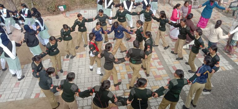 77वें गणतंत्र दिवस पर जीजीआईसी नारायणबगड़ में देशभक्ति रंग में रंगा विद्यालय परिसर