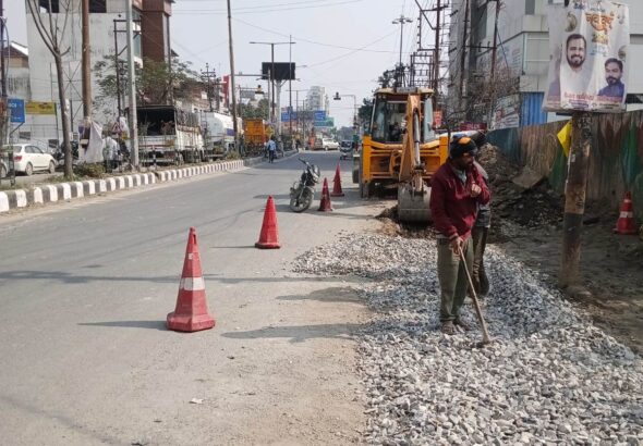 देहरादून जिला प्रशासन की सख्ती पर सड़क सुधारीकरण कार्य युद्धस्तर पर शुरू