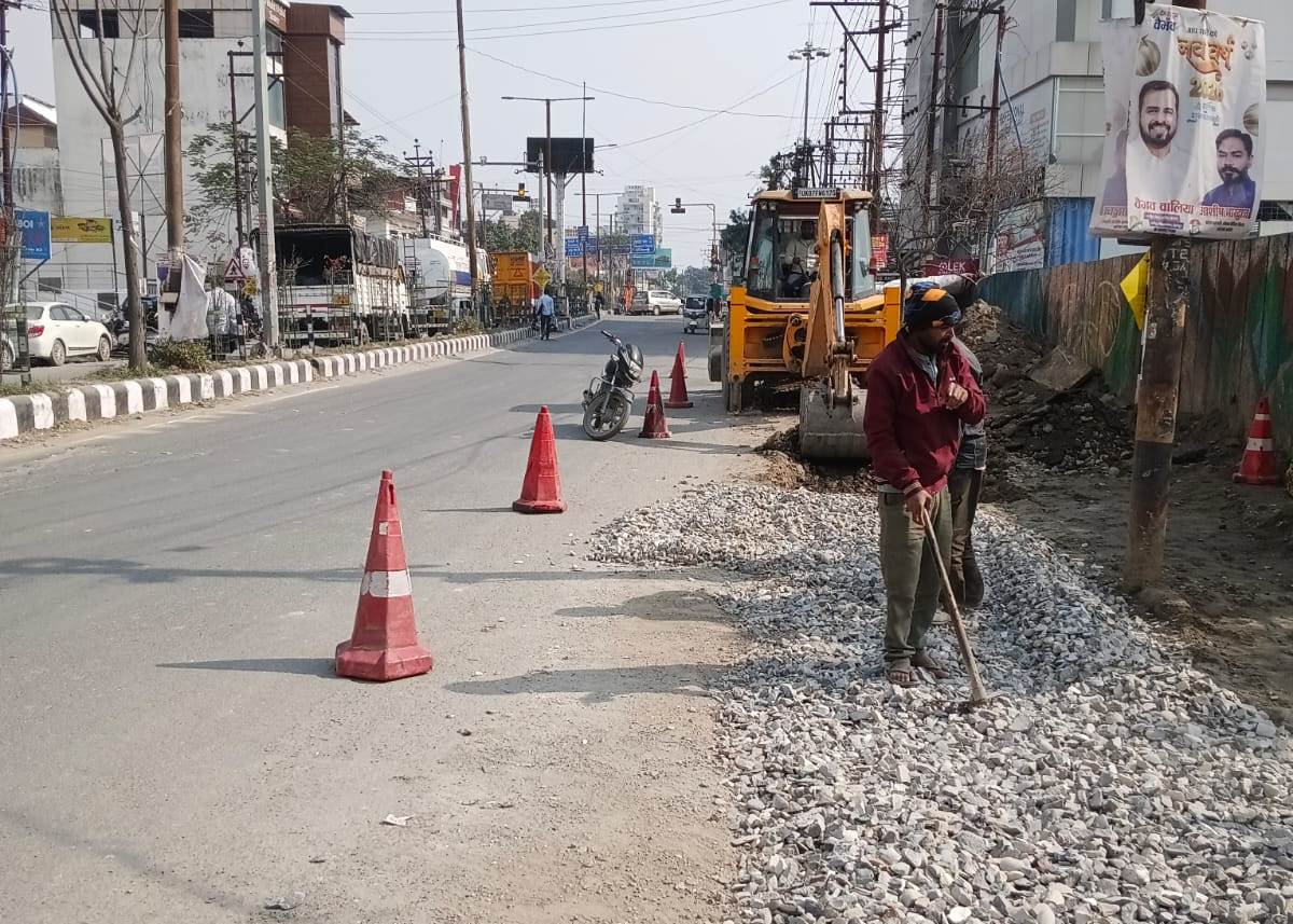 देहरादून जिला प्रशासन की सख्ती पर सड़क सुधारीकरण कार्य युद्धस्तर पर शुरू