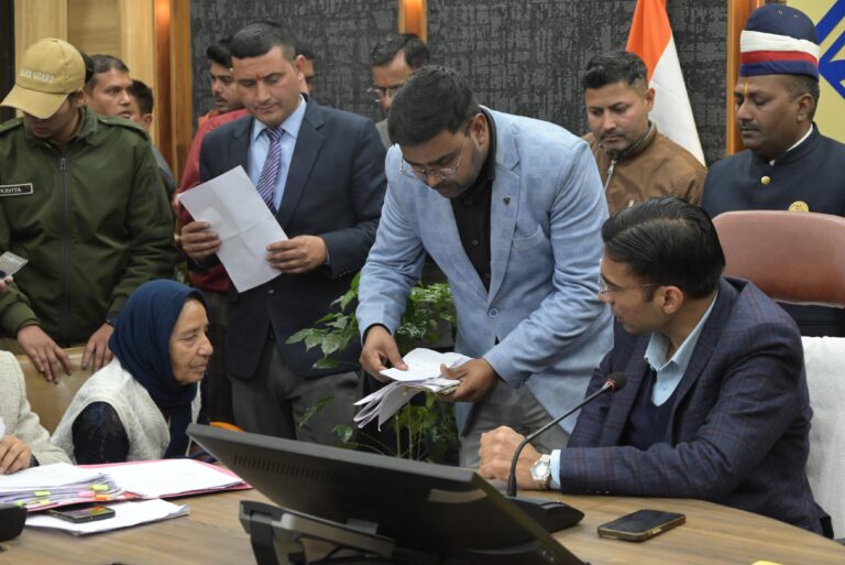 कोटरा संतूर निवासी भूतपूर्व सैनिक राजेश कुमार को दिलाया भूमि कब्जा; डीएम ने थाने से हटवाई निराधार प्राथमिकी