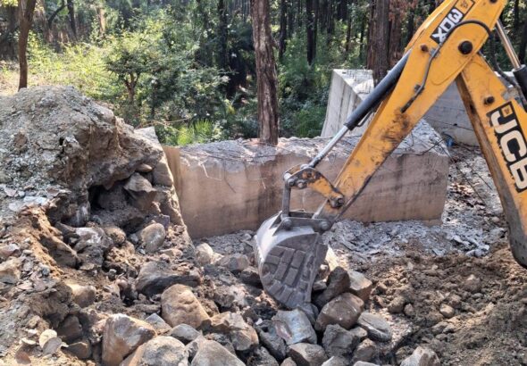 डीएम के निर्देश पर उप जिलाधिकारी न्याय कुमकुम जोशी के नेतृत्व में गल्ज्वाड़ी में बरसाती नाले पर अतिक्रमण ध्वस्त