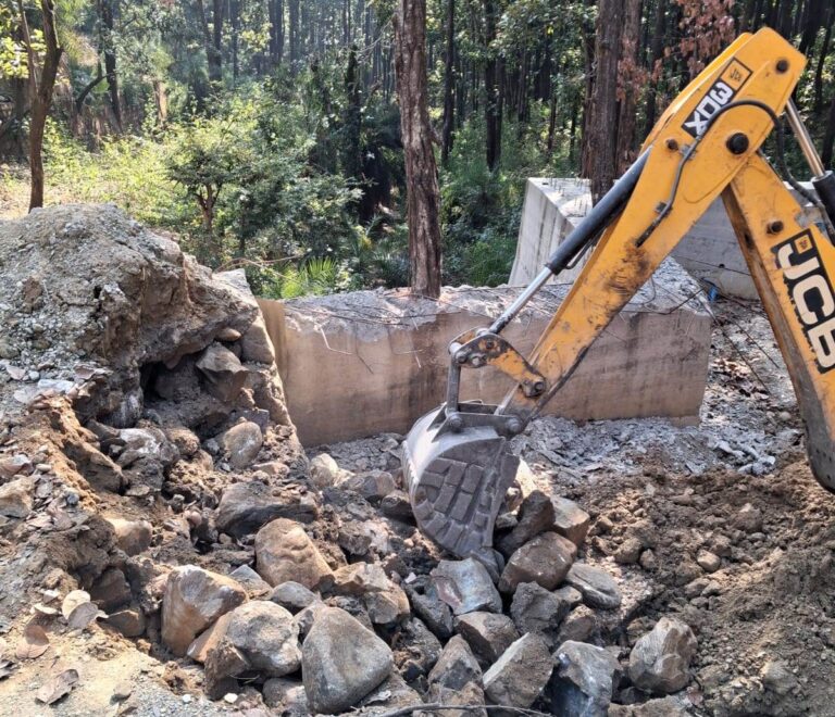 डीएम के निर्देश पर उप जिलाधिकारी न्याय कुमकुम जोशी के नेतृत्व में गल्ज्वाड़ी में बरसाती नाले पर अतिक्रमण ध्वस्त