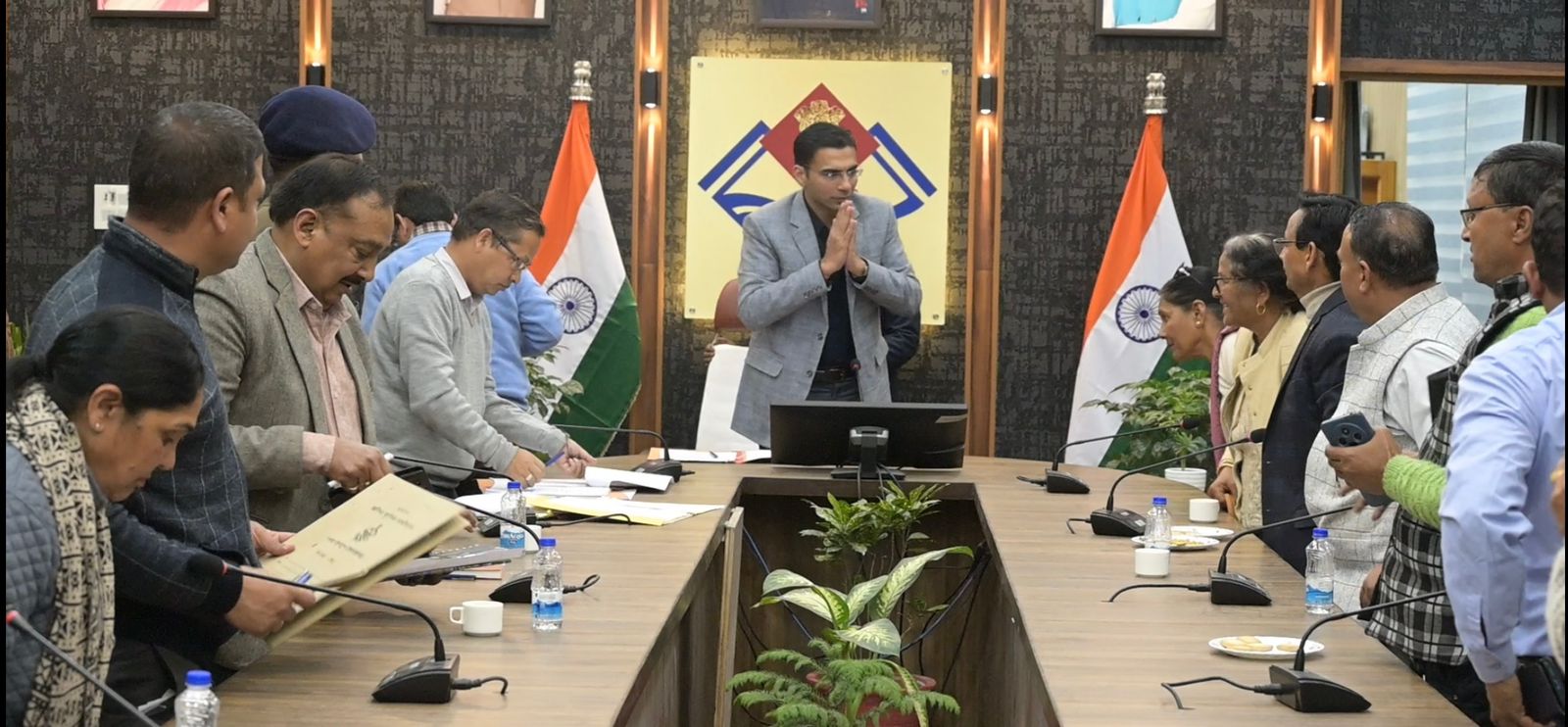 आप हमारे राज्य निर्मातागण; आपकी समस्याओं का निस्तारण करना शासन-प्रशासन का परम दायित्वः डीएम सविन बंसल