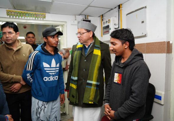 सरकारी अस्पतालों की व्यवस्थाएं निजी अस्पतालों के समकक्ष बेहतर और भरोसेमंद बनें - मुख्यमंत्री धामी