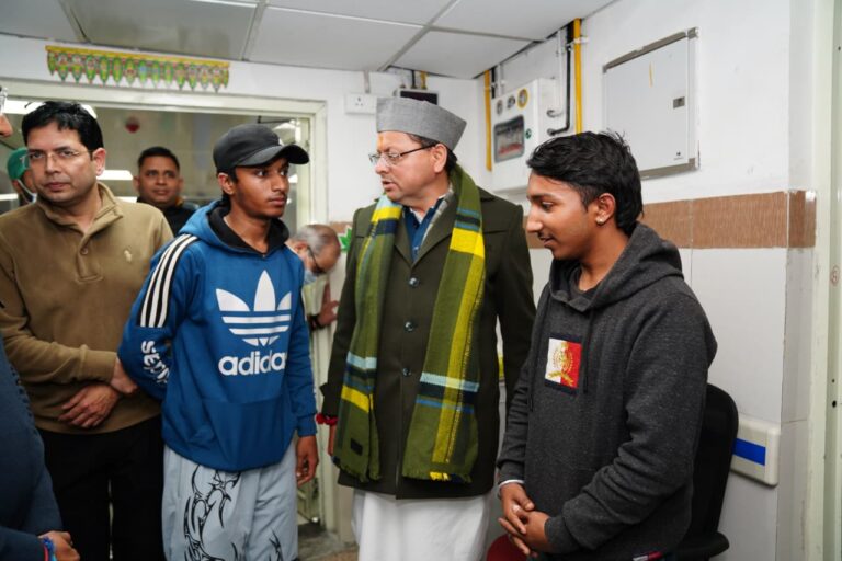 सरकारी अस्पतालों की व्यवस्थाएं निजी अस्पतालों के समकक्ष बेहतर और भरोसेमंद बनें - मुख्यमंत्री धामी