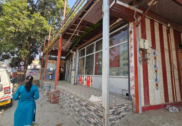 अवैध निर्माणों पर एमडीडीए की सख्त कार्रवाई, दो व्यवसायिक निर्माण सील