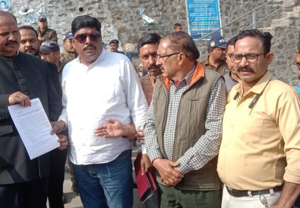 मानदेय और नियमित रोजगार की मांग को लेकर पीआरडी जवानों का भराड़ीसैंण में प्रदर्शन