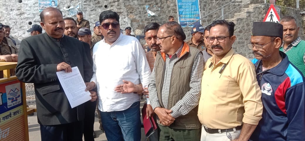 मानदेय और नियमित रोजगार की मांग को लेकर पीआरडी जवानों का भराड़ीसैंण में प्रदर्शन