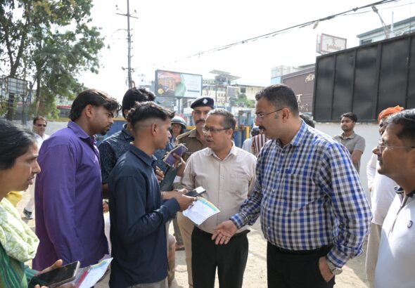 गैस डिलिविरी अनियमितता पर सुपरवाईजर, डिलिविरीमैन पर मुकदमा दर्ज करने के निर्देश