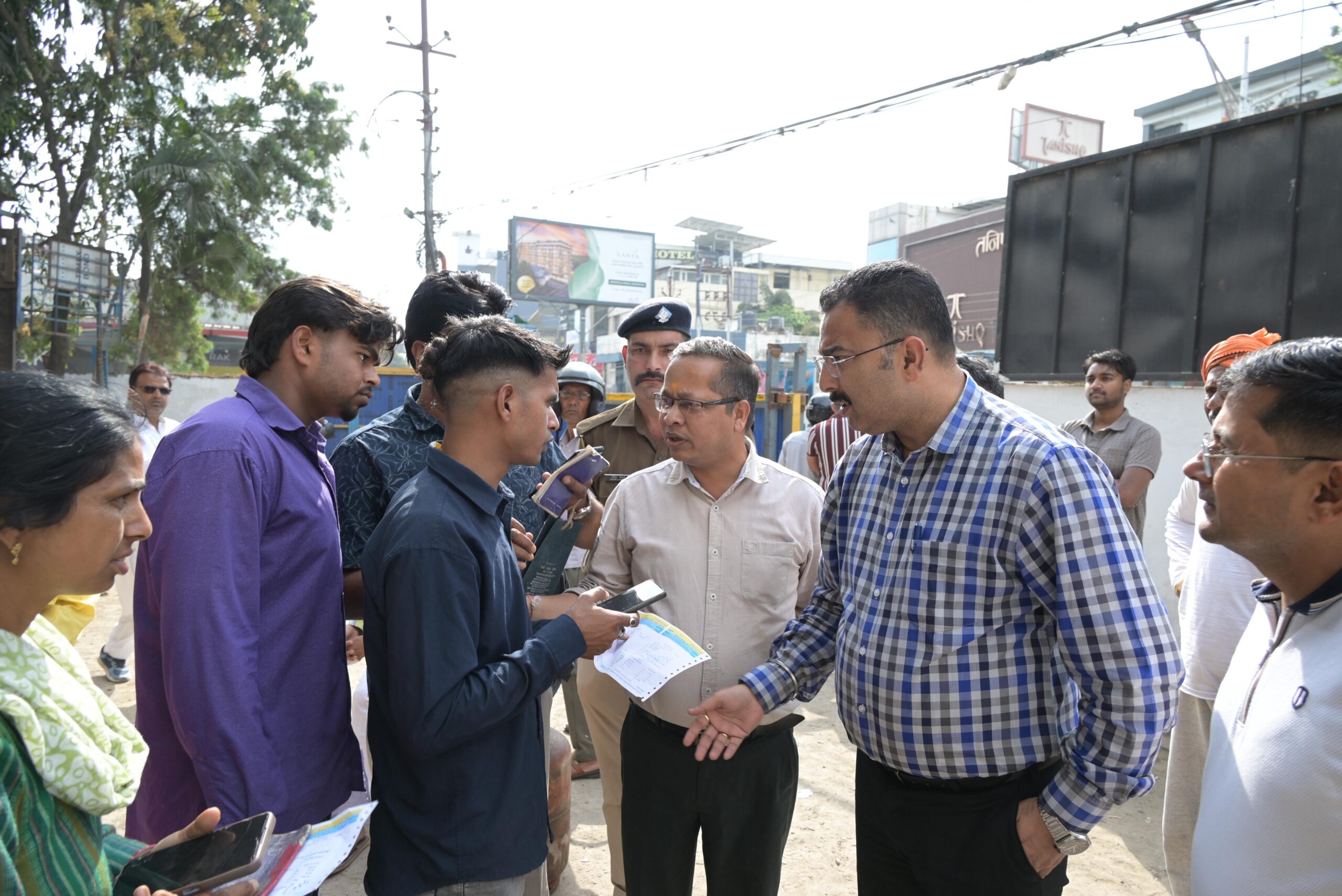 गैस डिलिविरी अनियमितता पर सुपरवाईजर, डिलिविरीमैन पर मुकदमा दर्ज करने के निर्देश