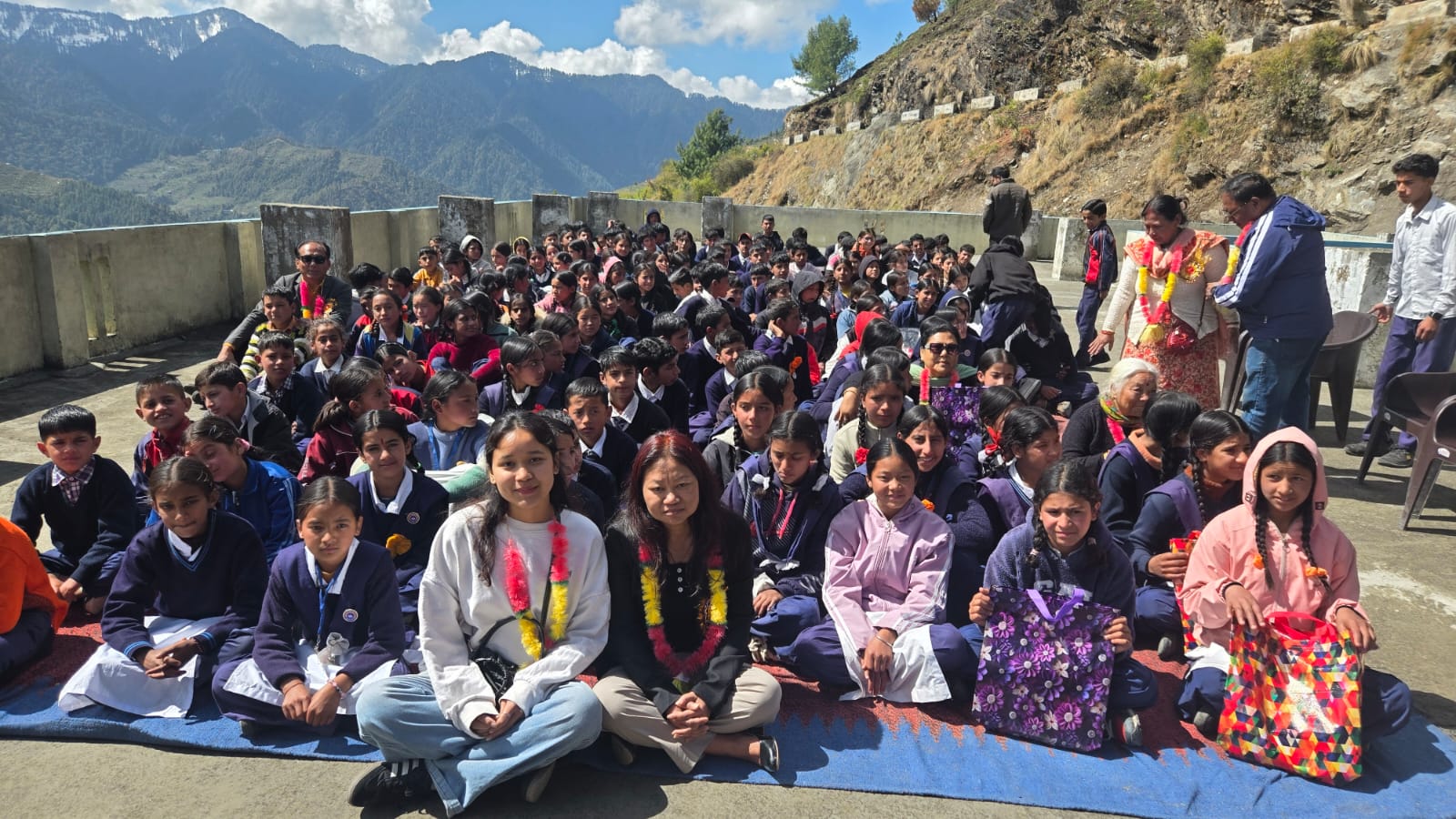 हेल्प क्रॉस ट्रस्ट देहरादून द्वारा जरूरतमंद बच्चों को पाठ्यक्रम सामग्री वितरित की गई।