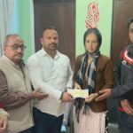 देवप्रयाग: बेसहारा बेटी के हाथ पीले करने को आगे आए सुरेंद्र सिंह रावत, निभाया बड़े भाई जैसा फर्ज; सौंपी आर्थिक मदद